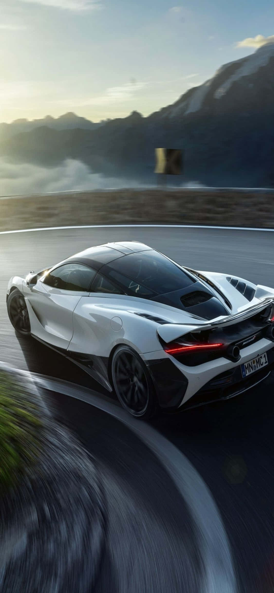 以 iPhone Xs 與 McLaren 720s 為生活加速 壁紙