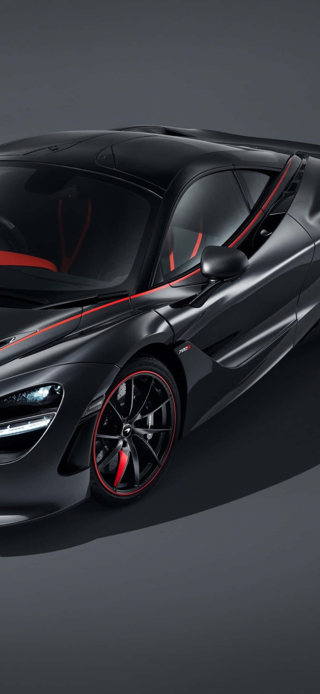 iPhone Xs 與流暢的 McLaren 720s 並列 壁紙