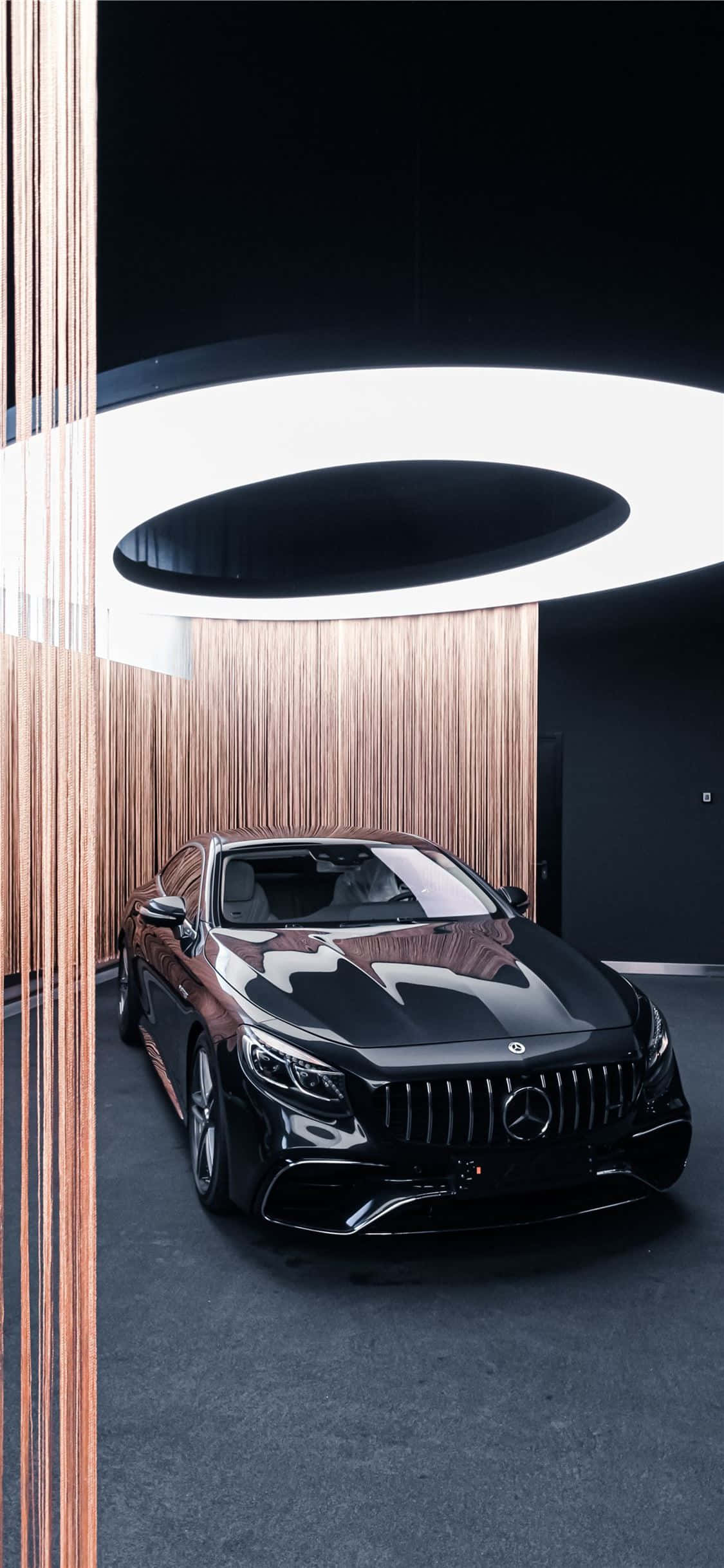 展示厅黑色iPhone Xs Mercedes AMG背景 壁紙