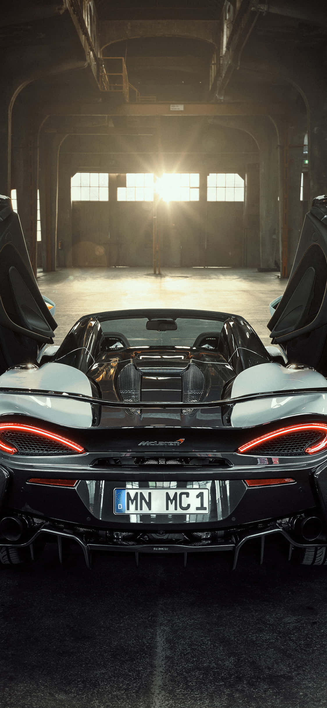 iPhone Xs在McLaren 720s旁顯得恰到好處 壁紙