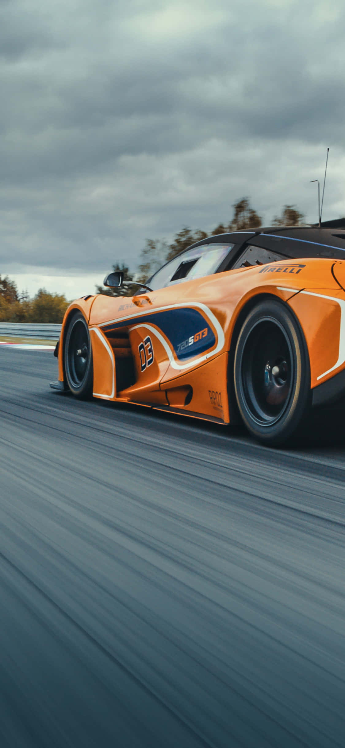 速度與時尚交匯——iPhone Xs與McLaren 720s 壁紙