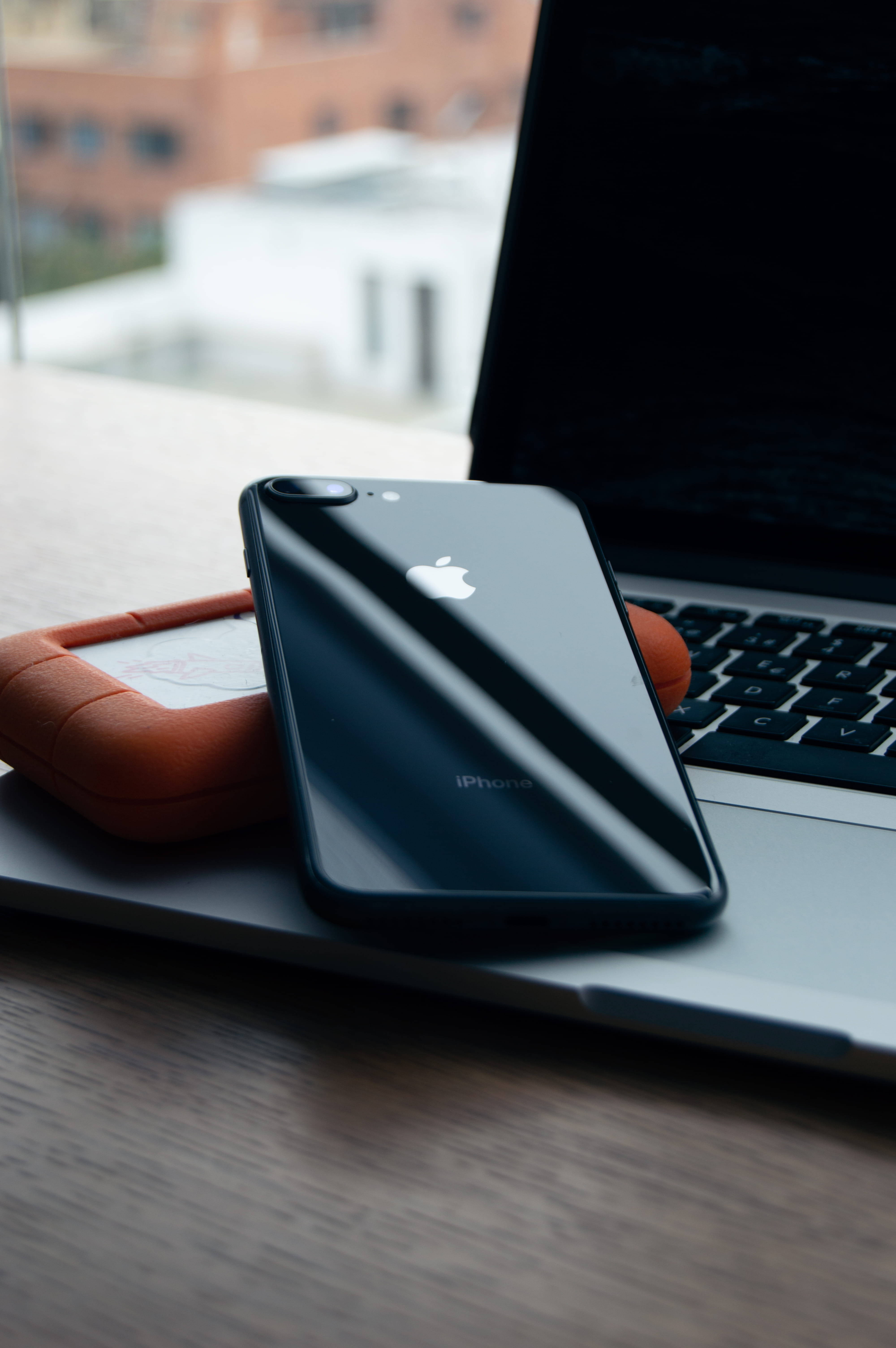 桌上黑色iPhone与MacBook 壁紙