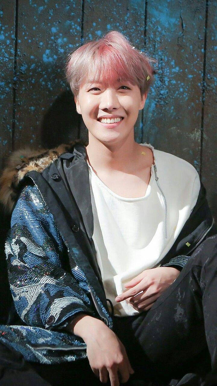 可爱防弹少年团J-Hope微笑 壁紙