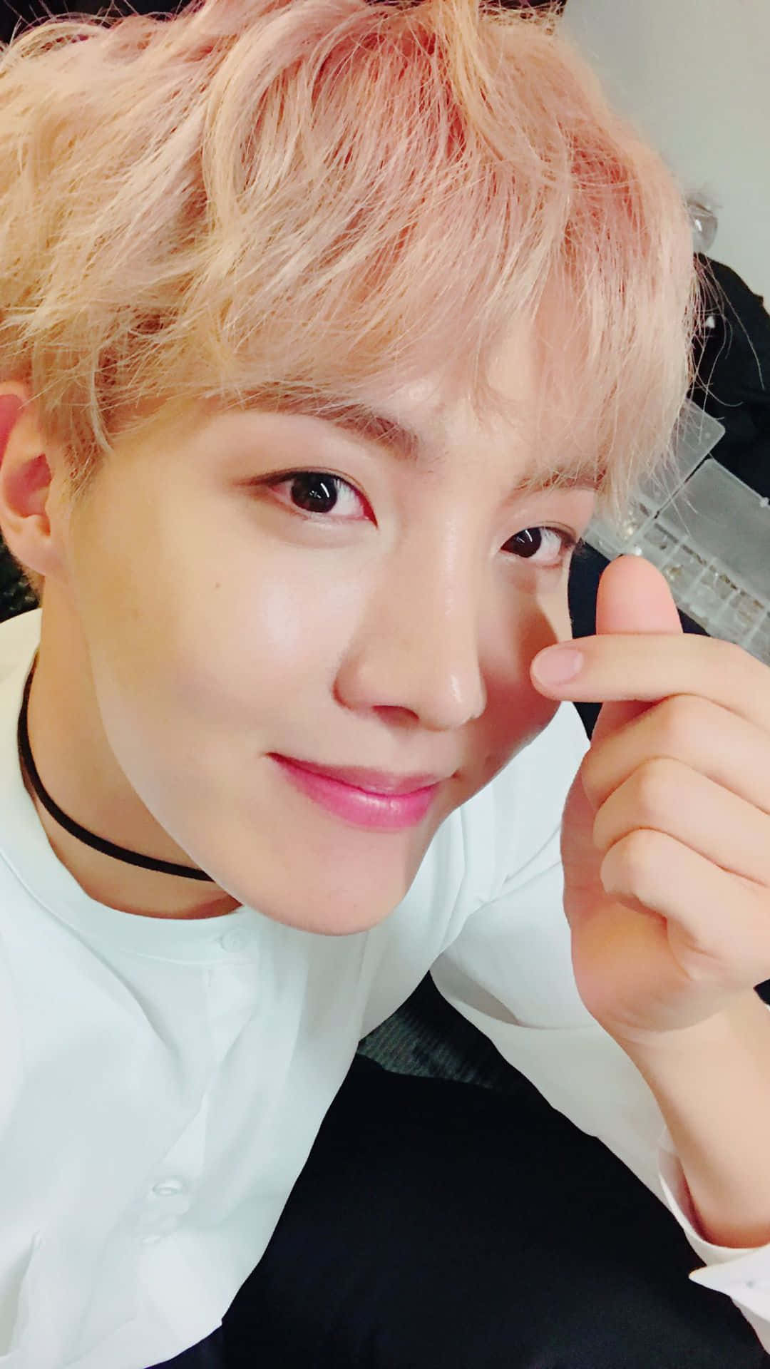 J-hope BTS 手指愛心 壁紙