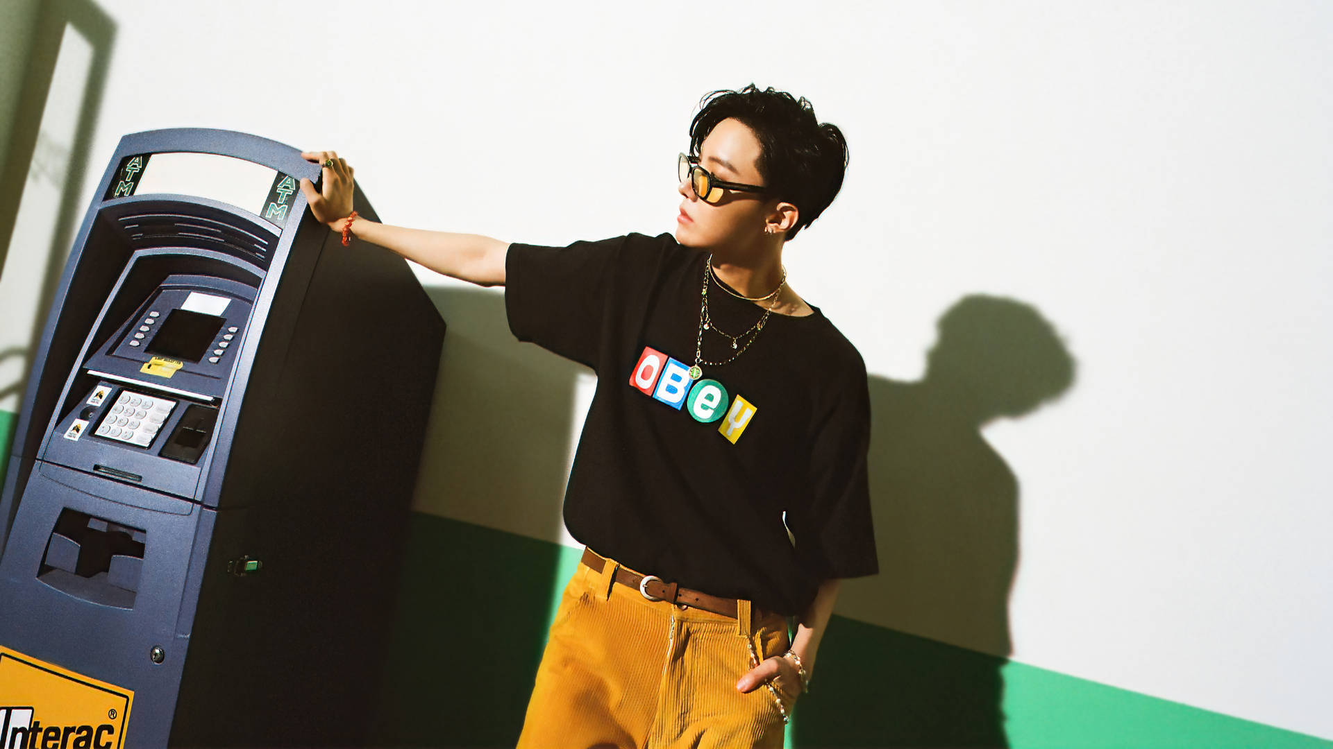 J-Hope 與 ATM 合影 壁紙