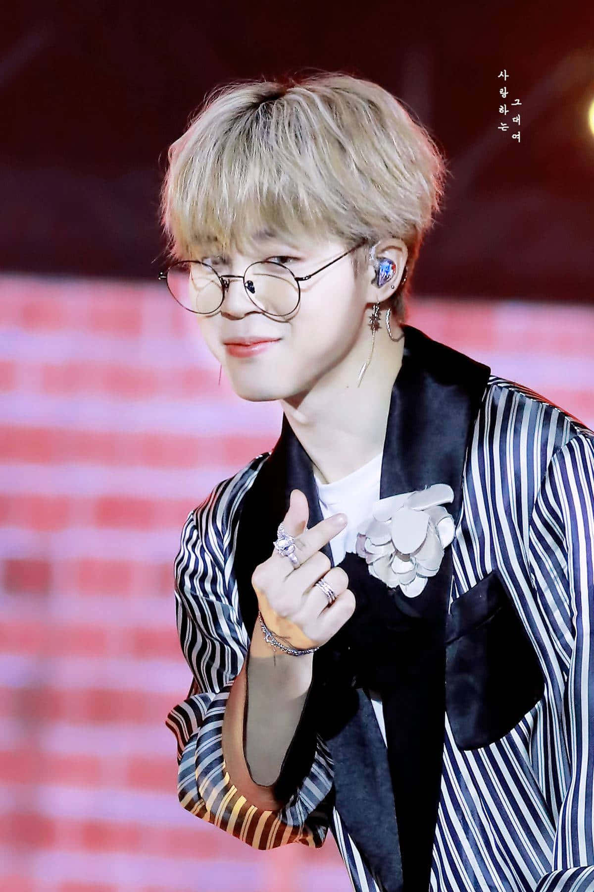 Jimin BTS手指愛心 壁紙
