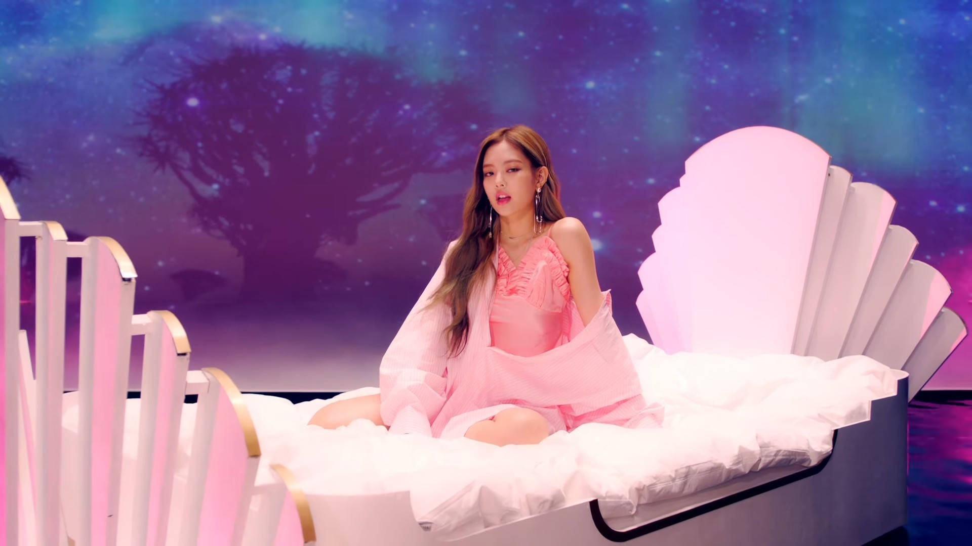 Blackpink Jennie在貝殼床頭床上的〈As If It's Your Last〉MV桌布 — Blackpink 壁紙