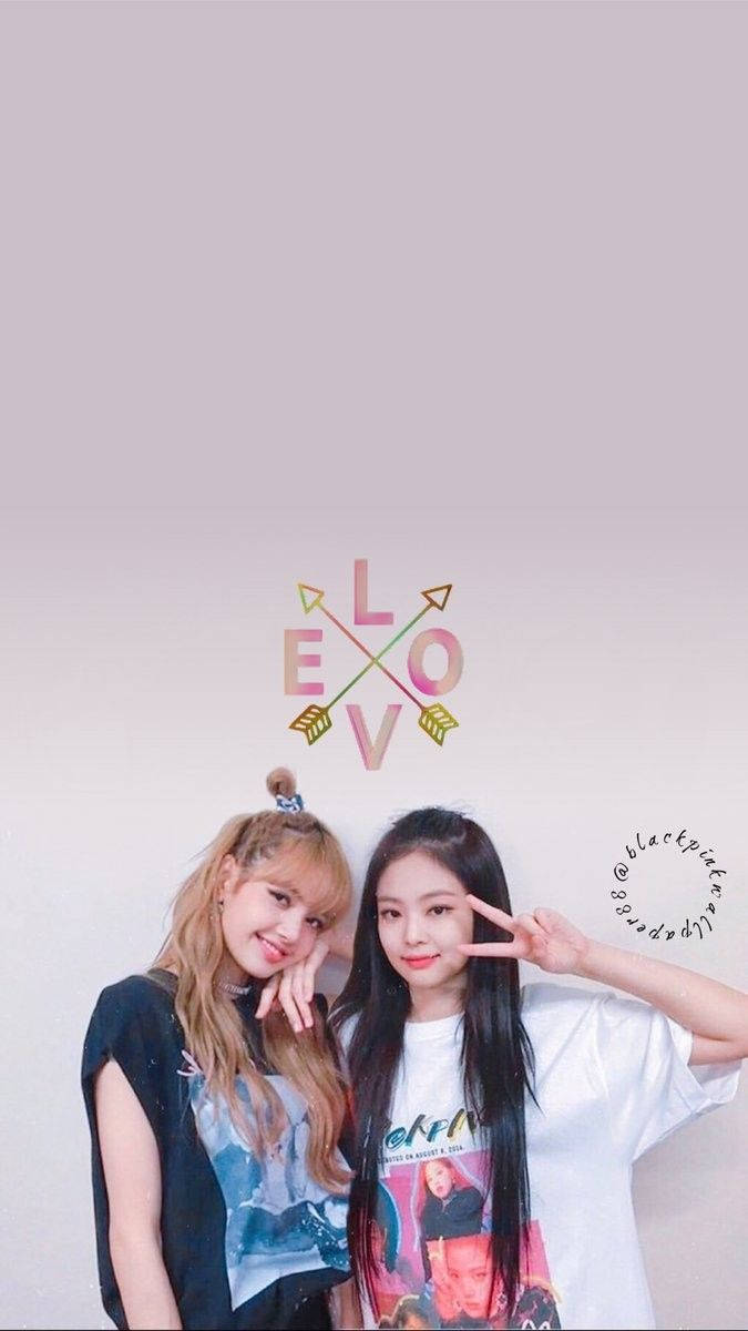 Blackpink Lisa與Jennie在白色背景上搭配箭頭與LOVE字樣的桌布 — Blackpink 壁紙