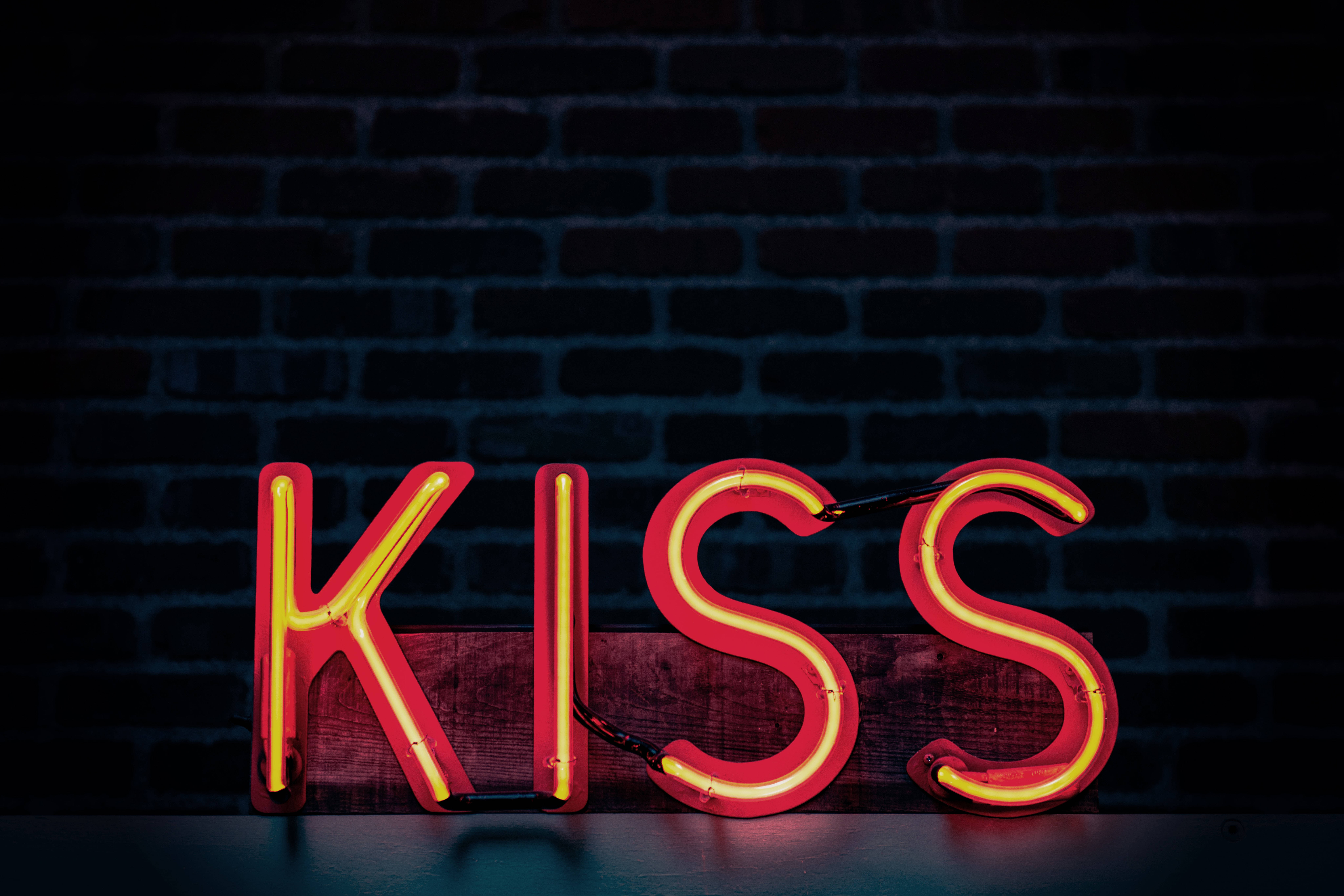Kiss 霓虹燈牌 壁紙