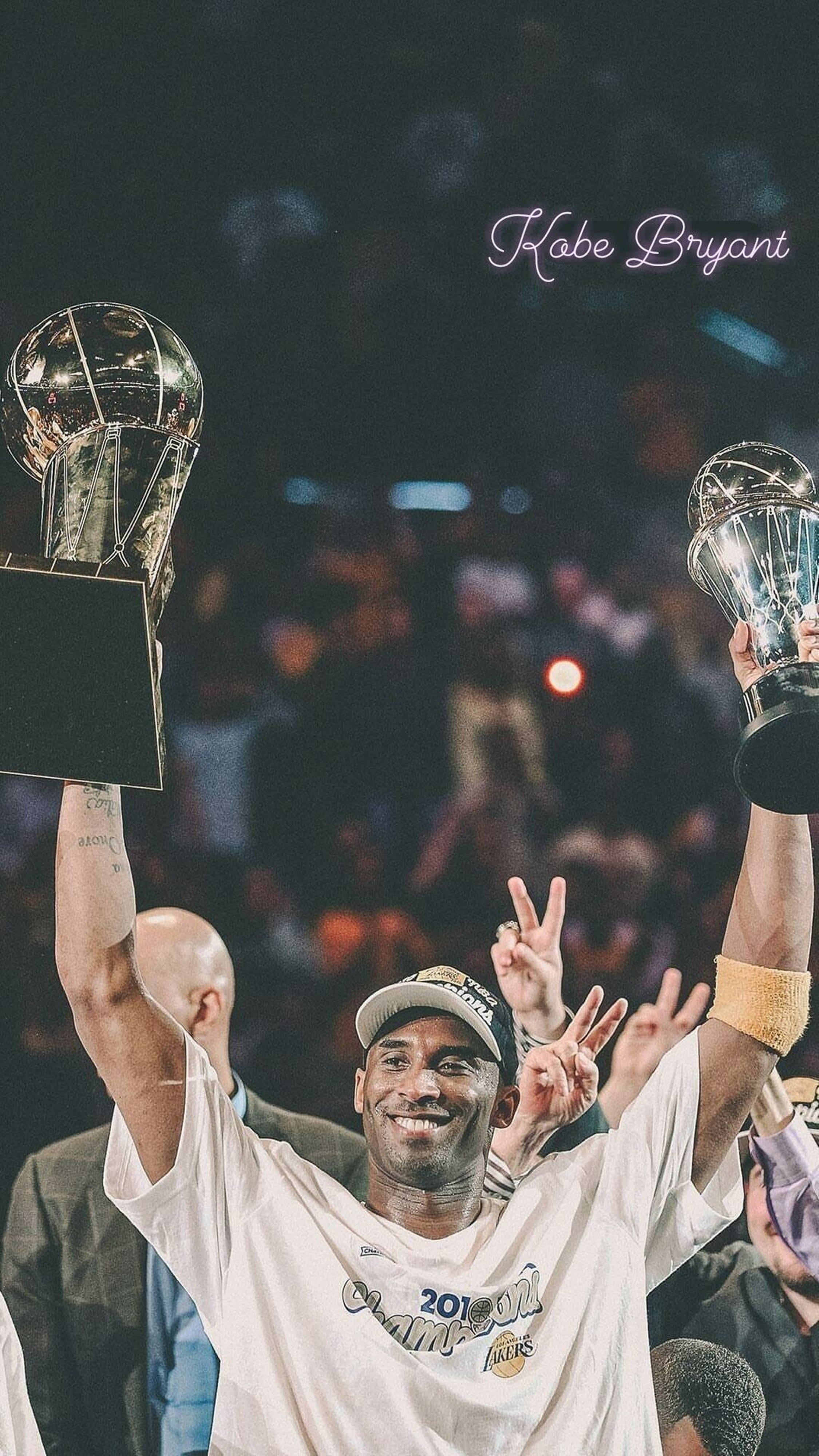 Kobe Bryant 高舉獎盃歡呼 4K 壁紙