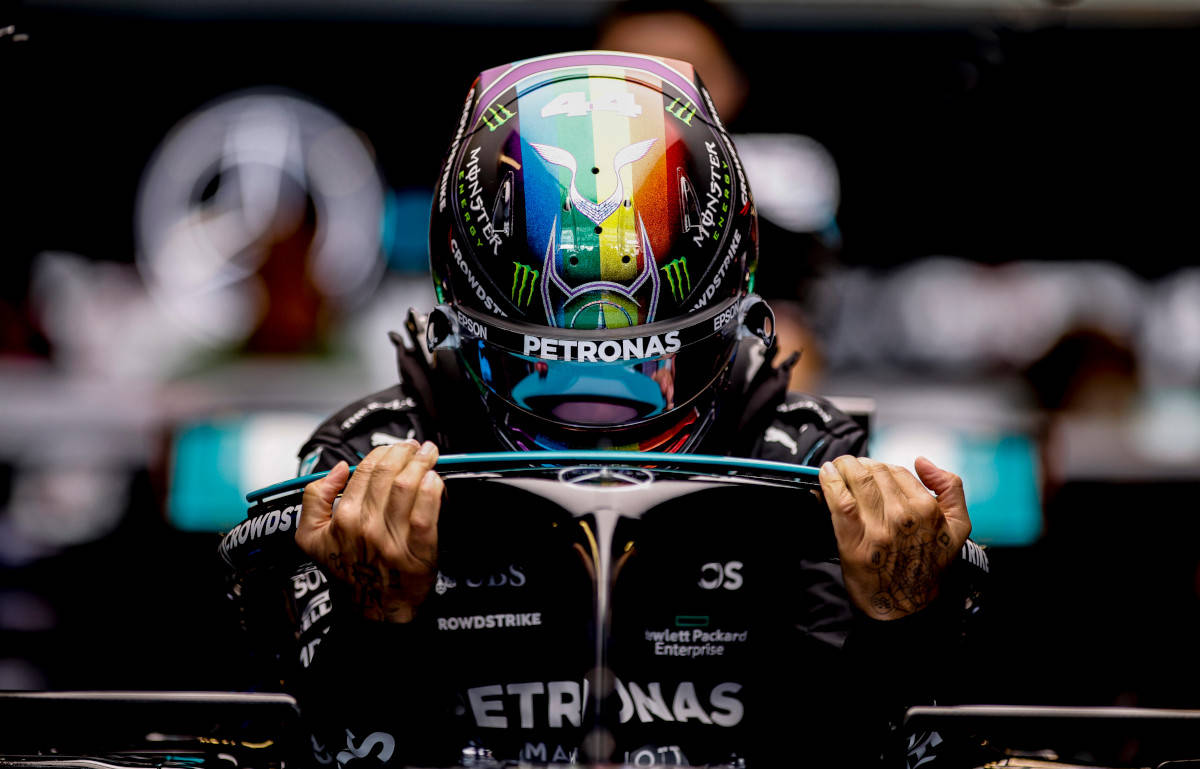 Lewis Hamilton 爬出Halo 壁紙