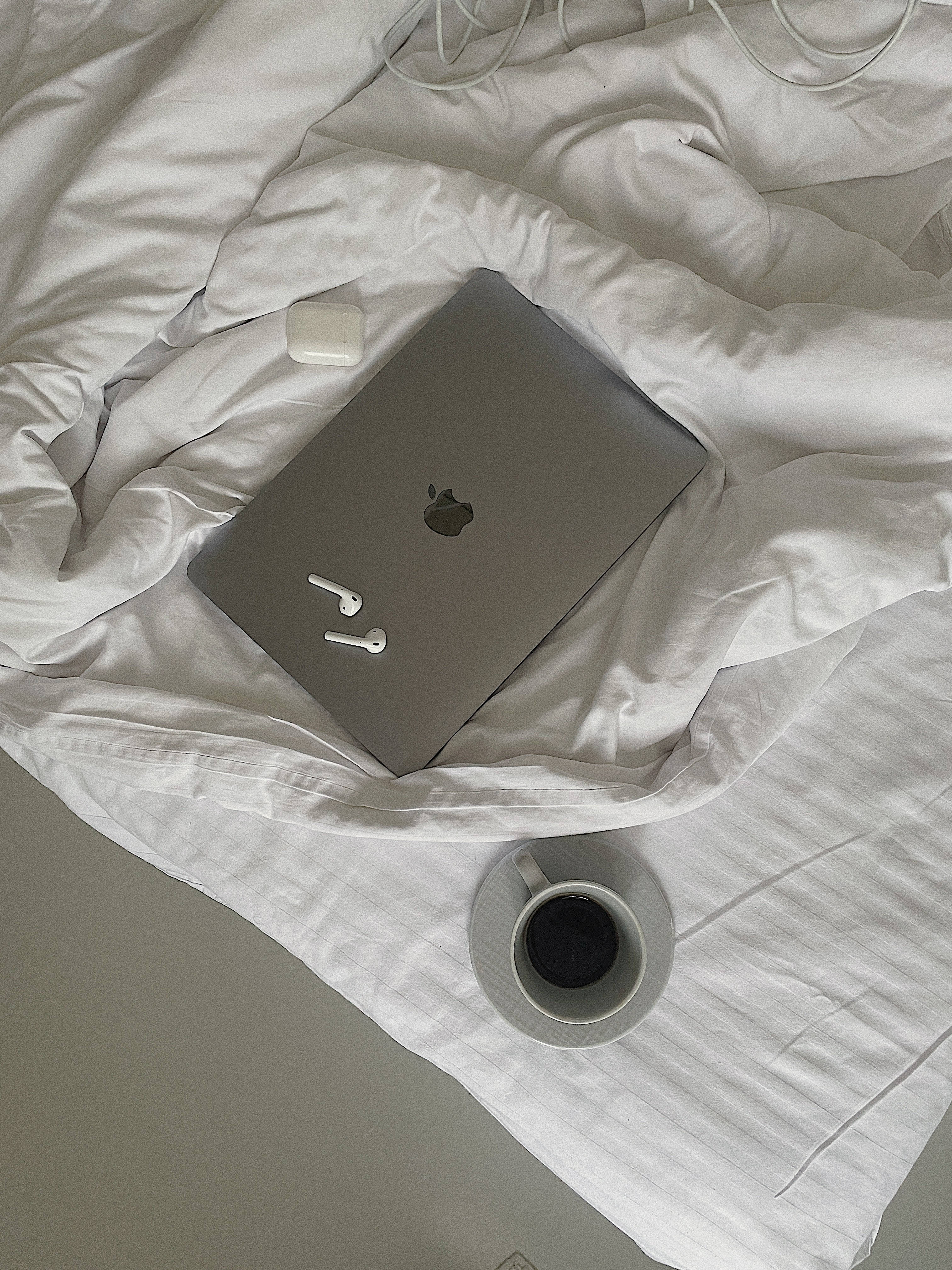 銀色Mac與AirPods的美學 壁紙
