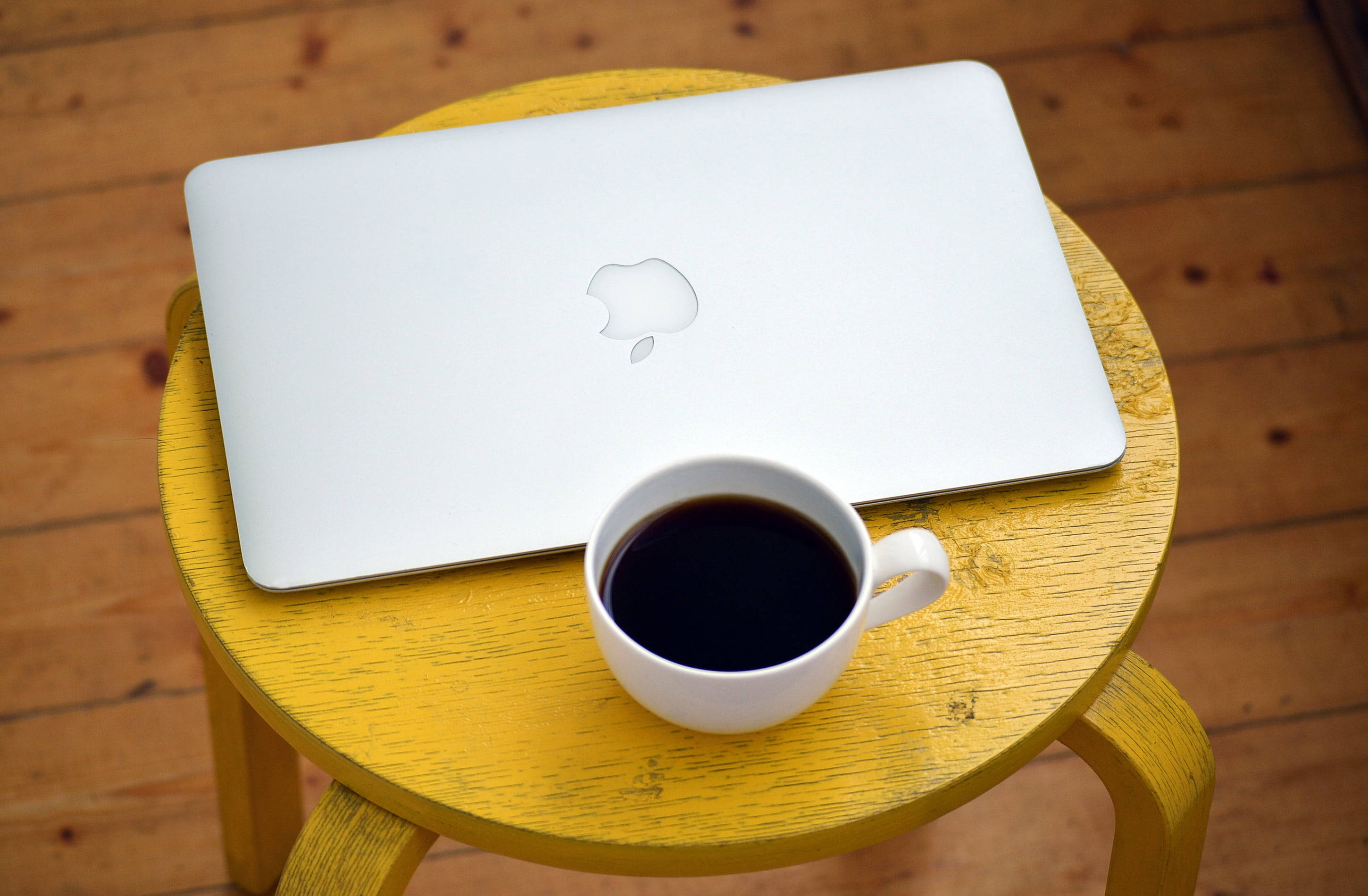 咖啡与 MacBook Air 壁紙