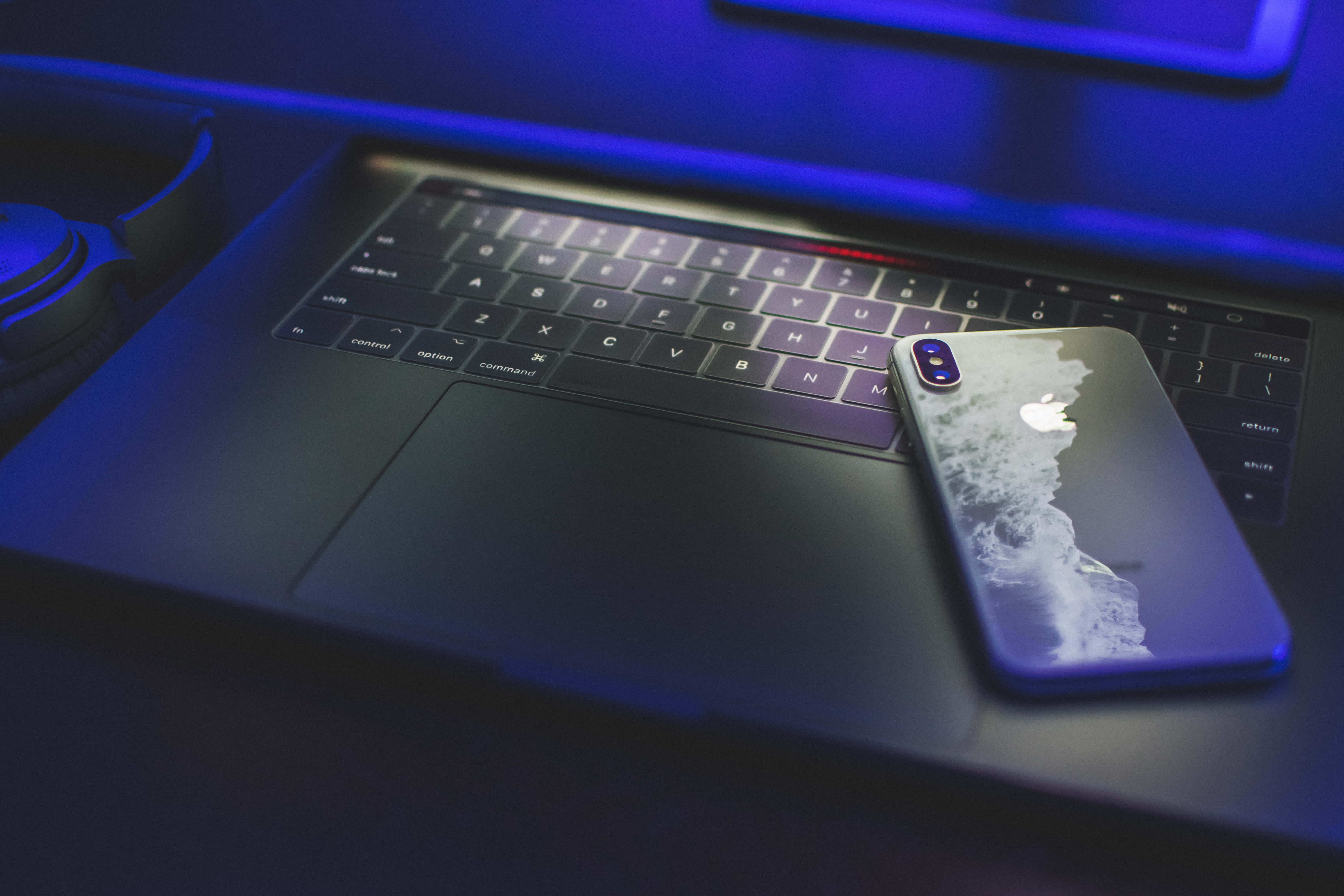「優雅與力量的完美結合；美學Macbook！」 壁紙