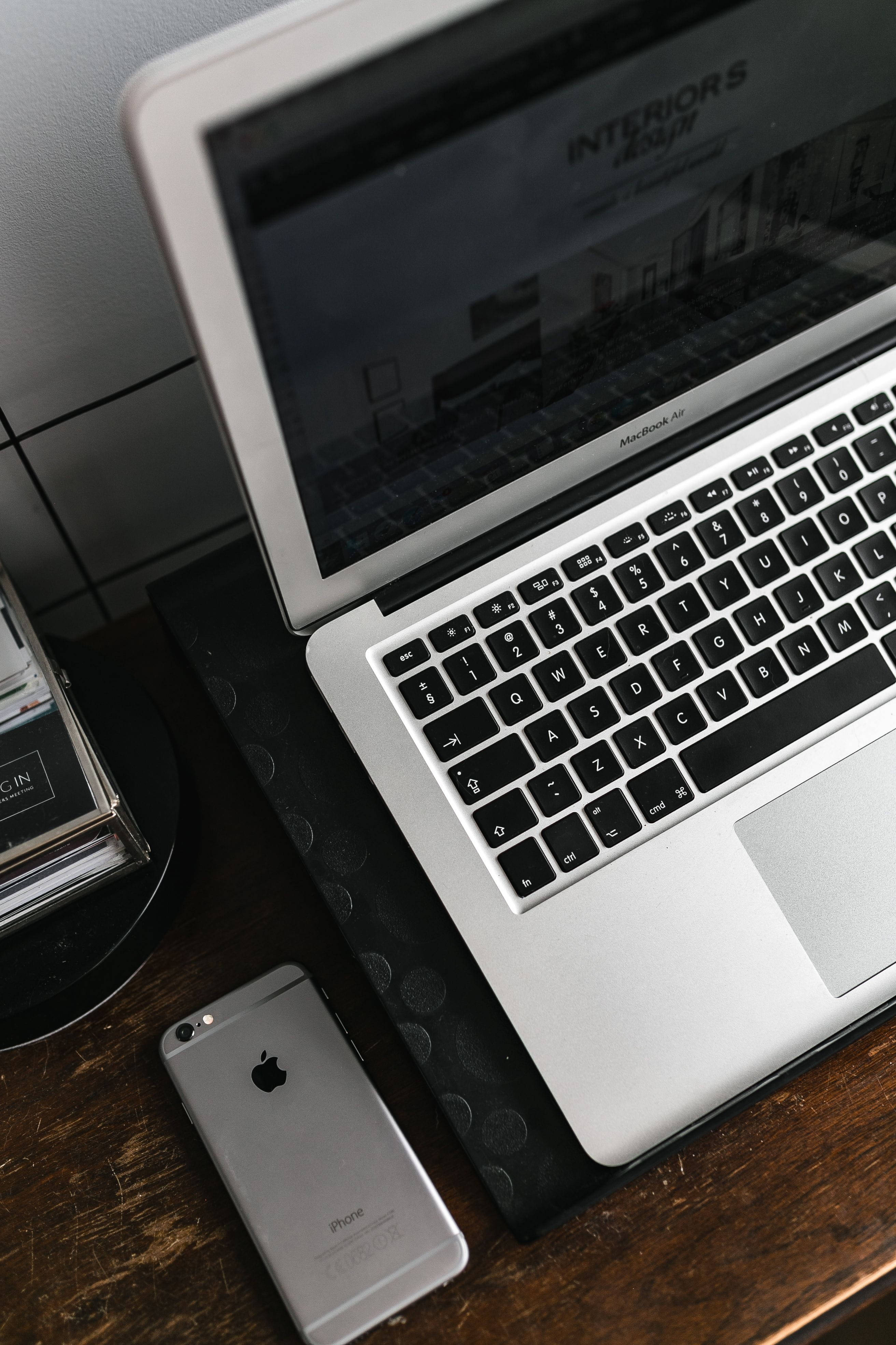 银色MacBook的iPhone桌面 壁紙