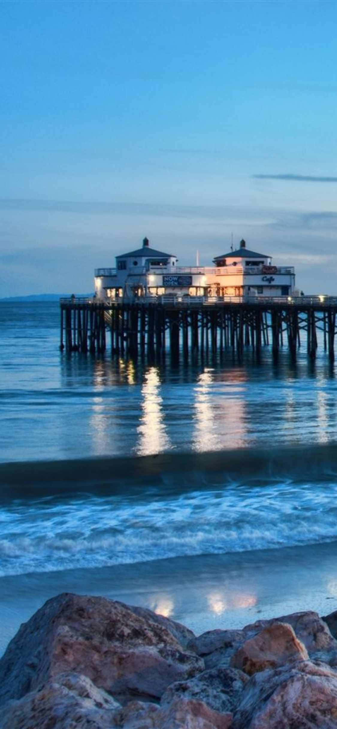 夕陽映照 Malibu 海海灘，愜意時光 壁紙