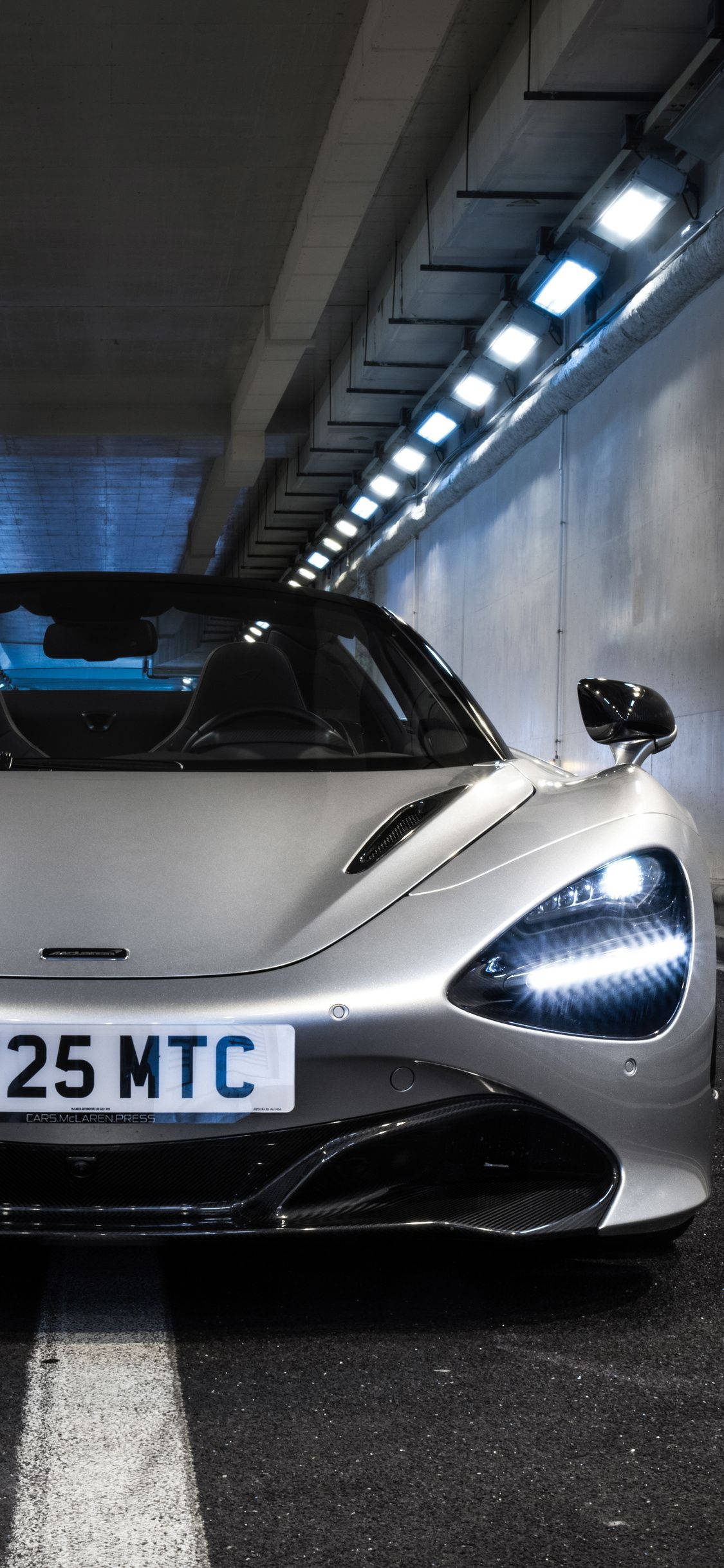 隧道中白色McLaren 720S跑车手机壁纸 壁紙