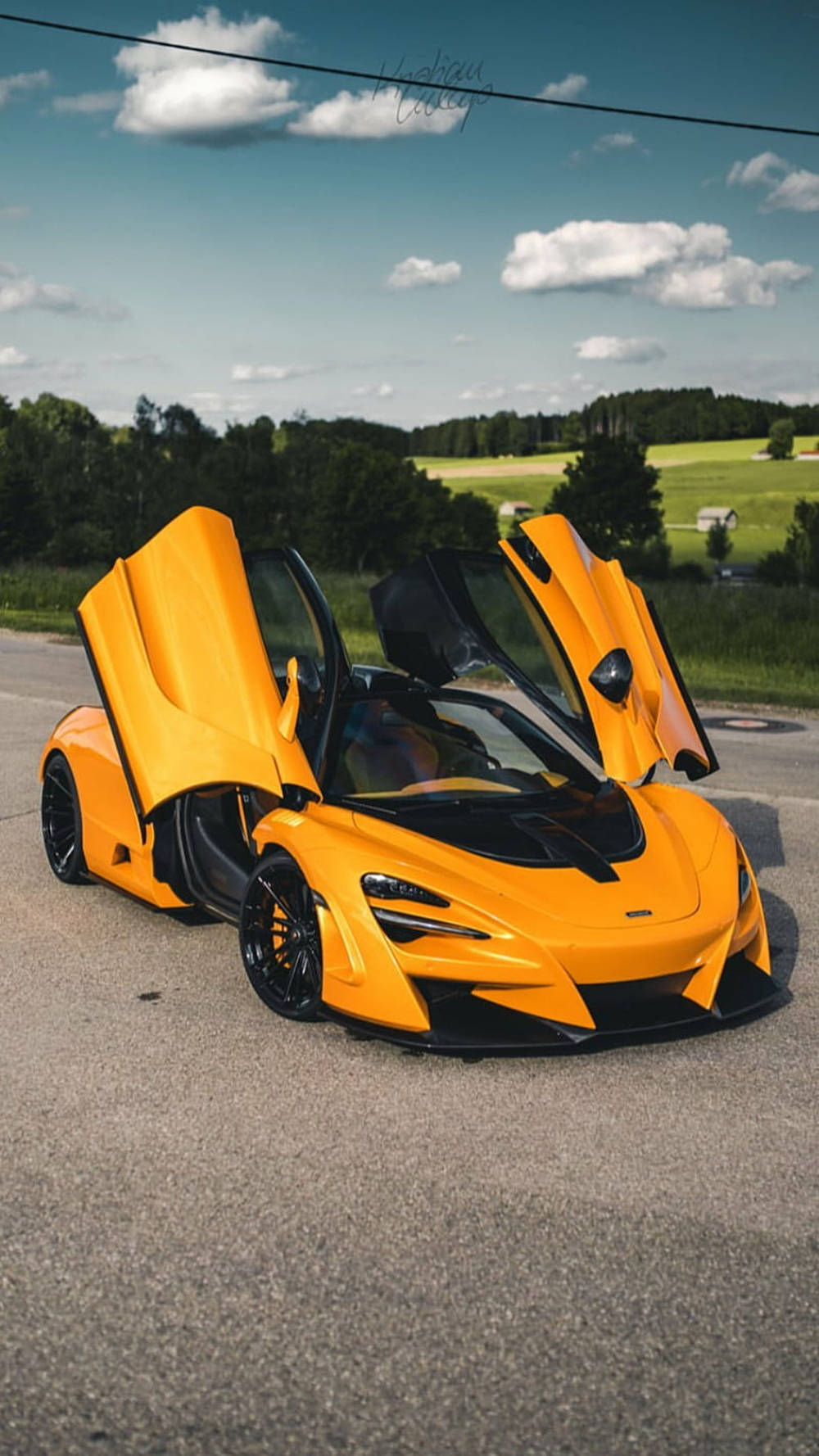 黃色McLaren 720S開門手機桌布 壁紙