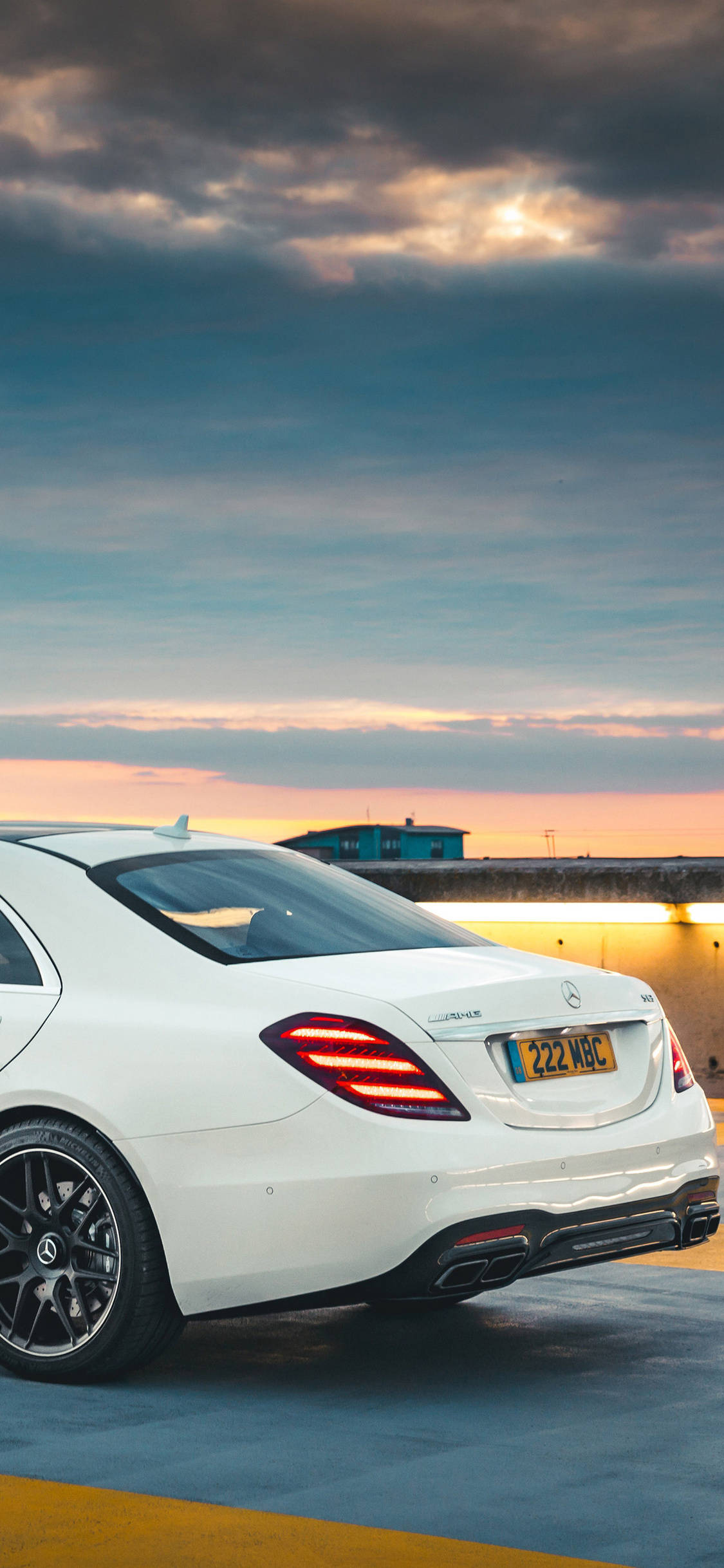 白色 Mercedes Benz 尾部 iPhone 壁紙