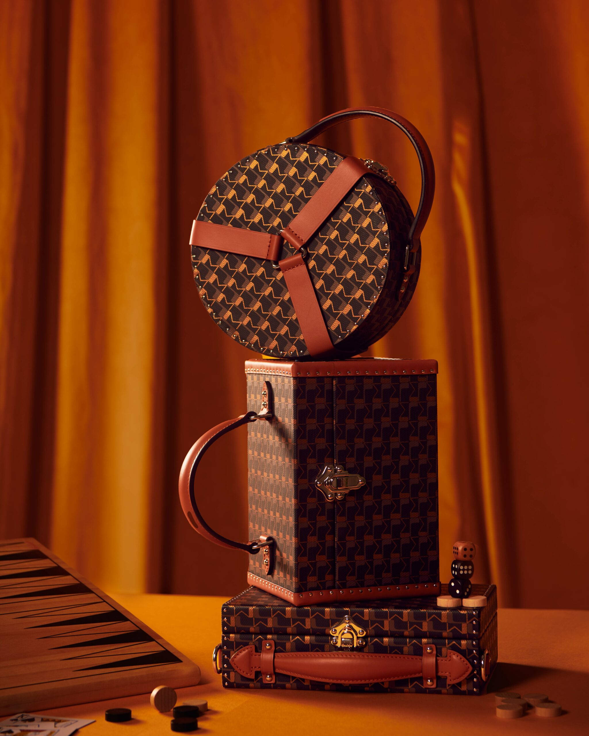 以這款經典Moynat Monogram包款慶祝 壁紙