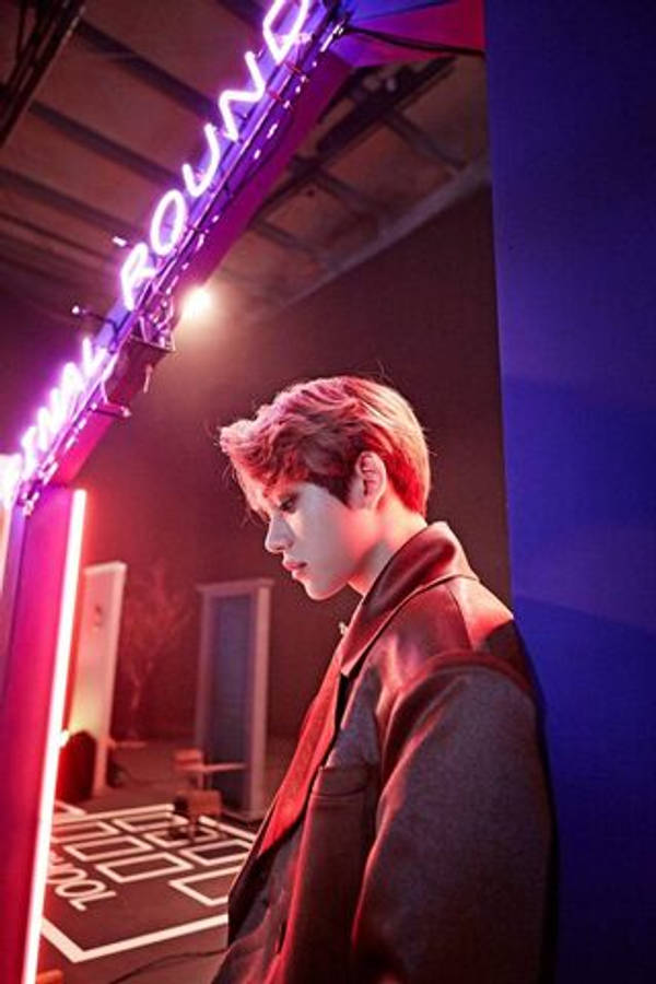Nct Lucas 靠墙 壁紙