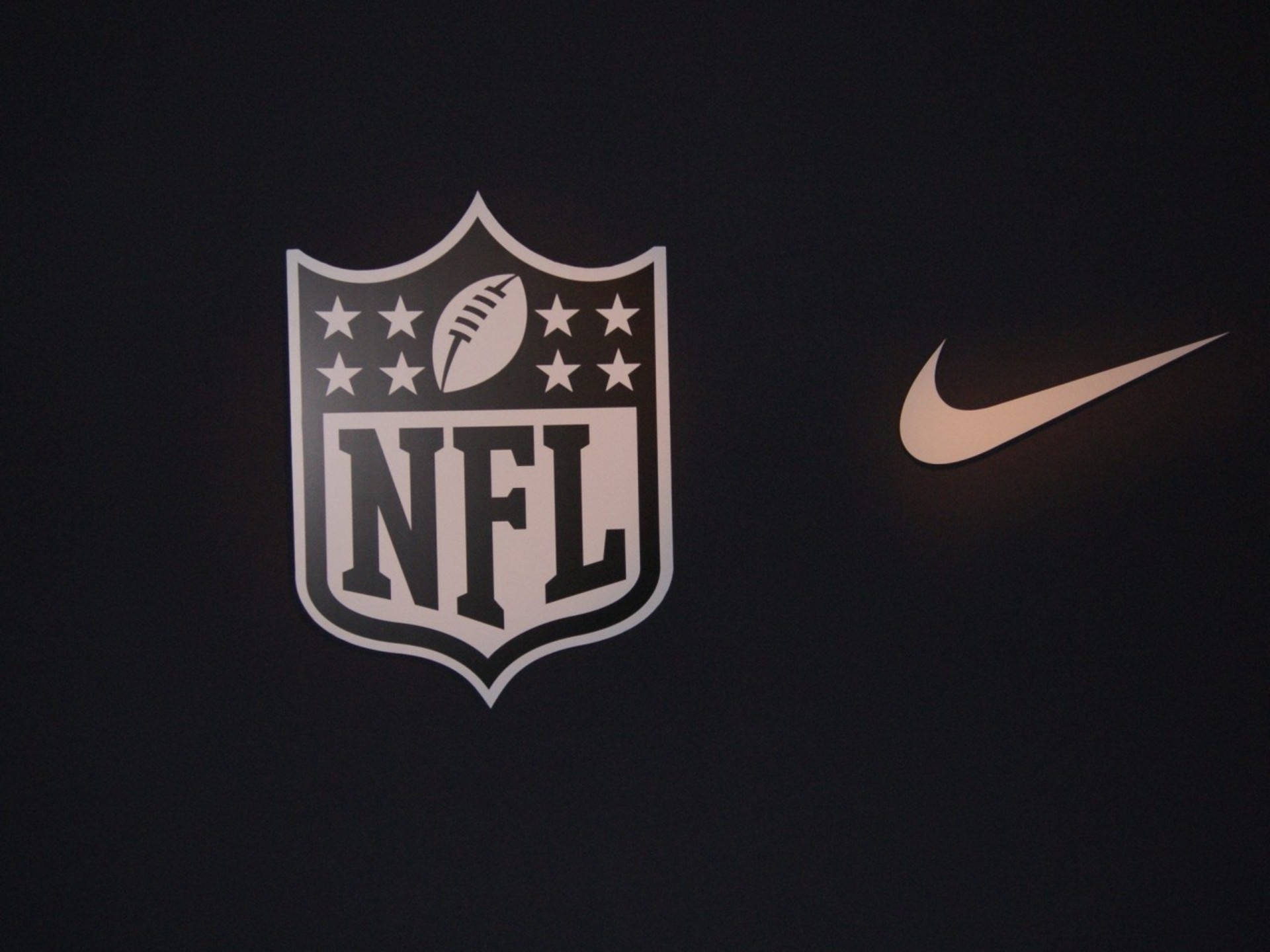 NFL美式足球與Nike標誌 壁紙