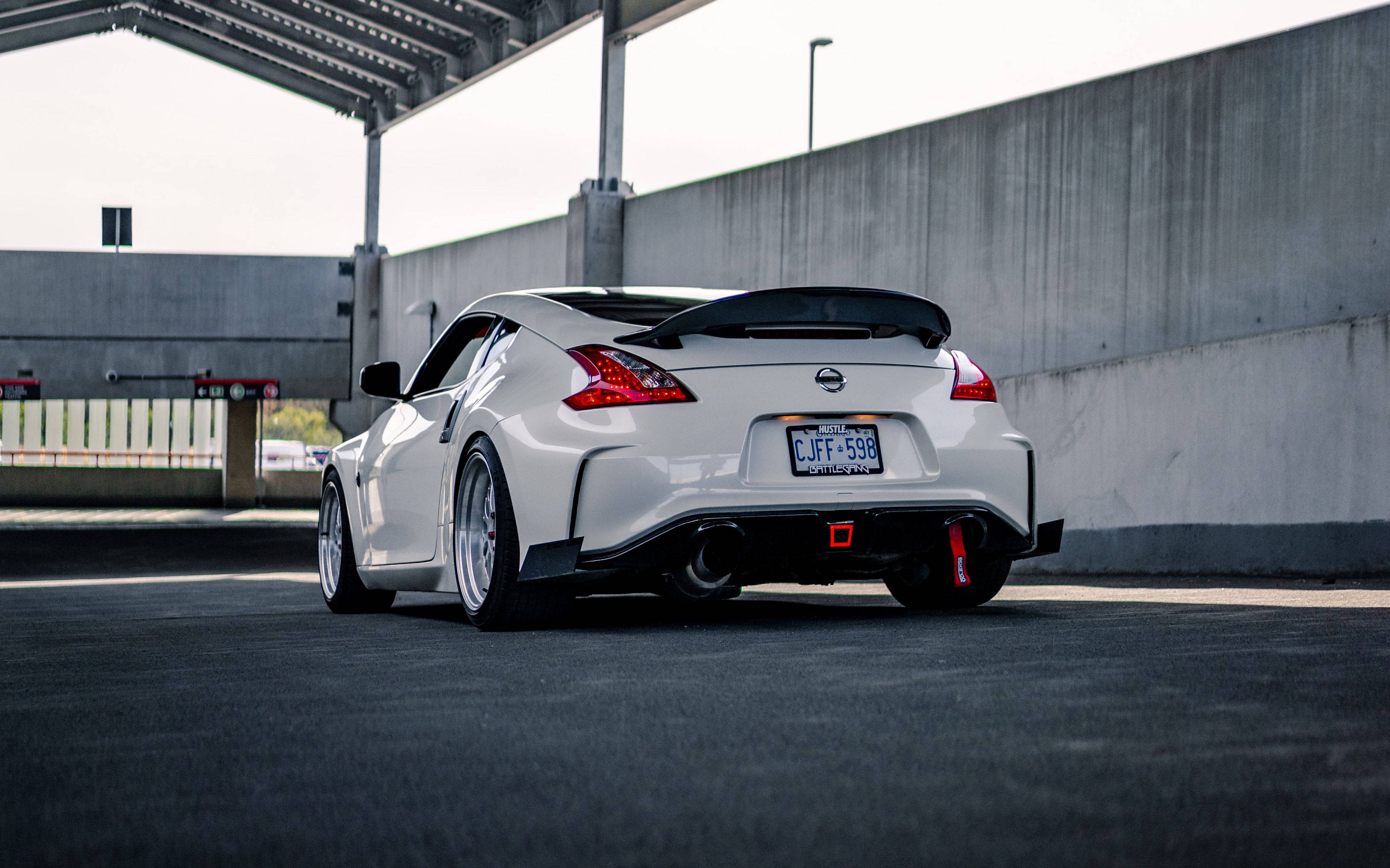 Nissan 370Z 在遮雨停車場 壁紙