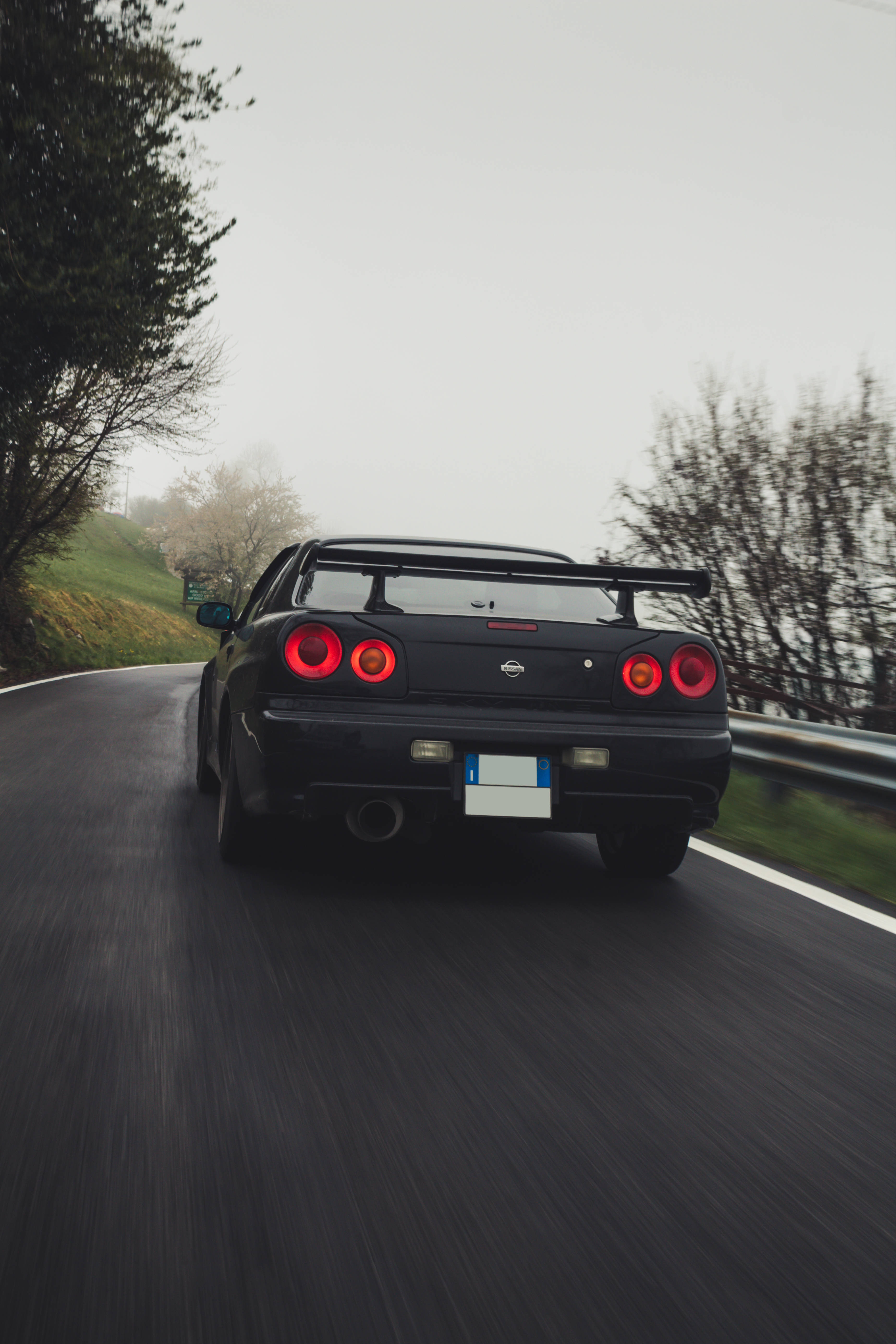 Nissan Skyline GTR R34 霧中道路 壁紙