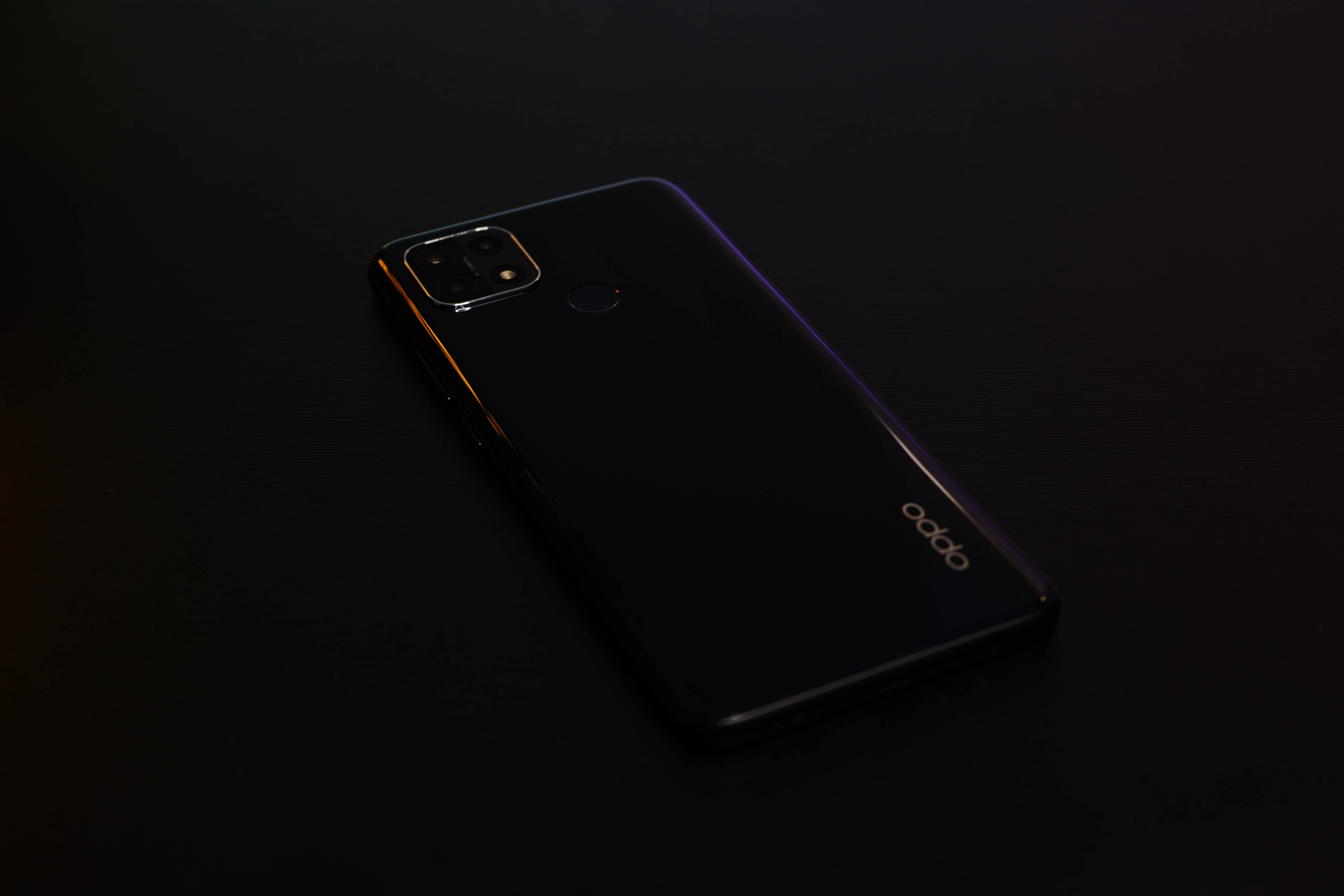 黑色 Oppo 智能手机 壁紙
