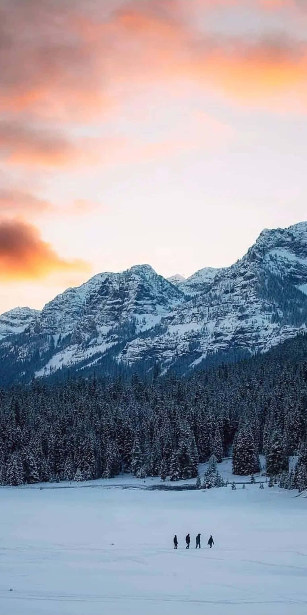 Pixel 3 冬季背景 雪中徒步的人們 壁紙