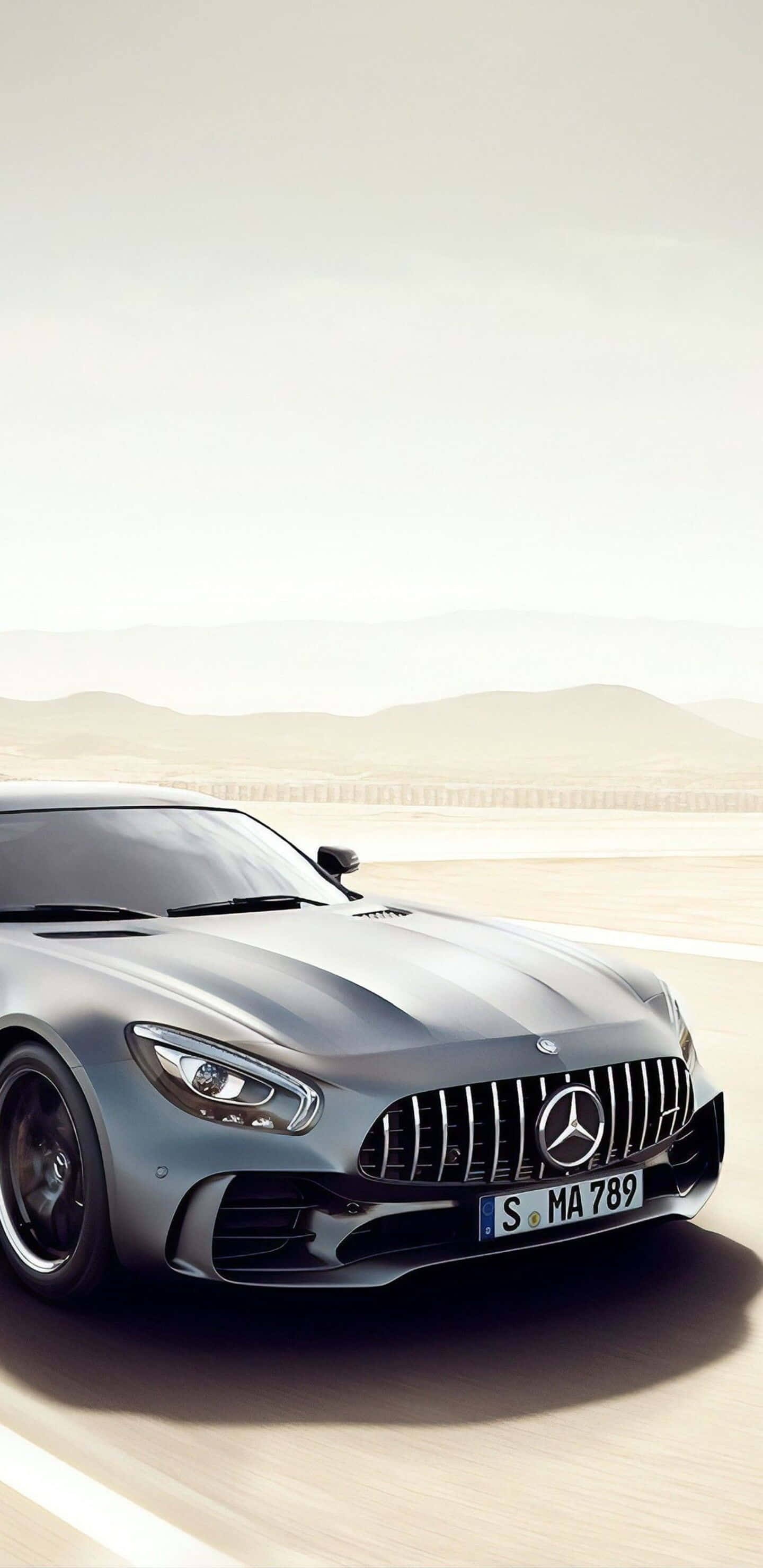 銀色賓士在沙漠公路上的Pixel 3XL AMG GT-R背景 壁紙