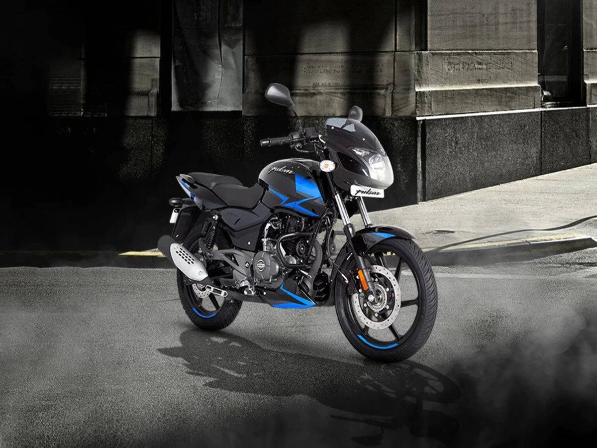 Pulsar 150 停在柏油路上 壁紙
