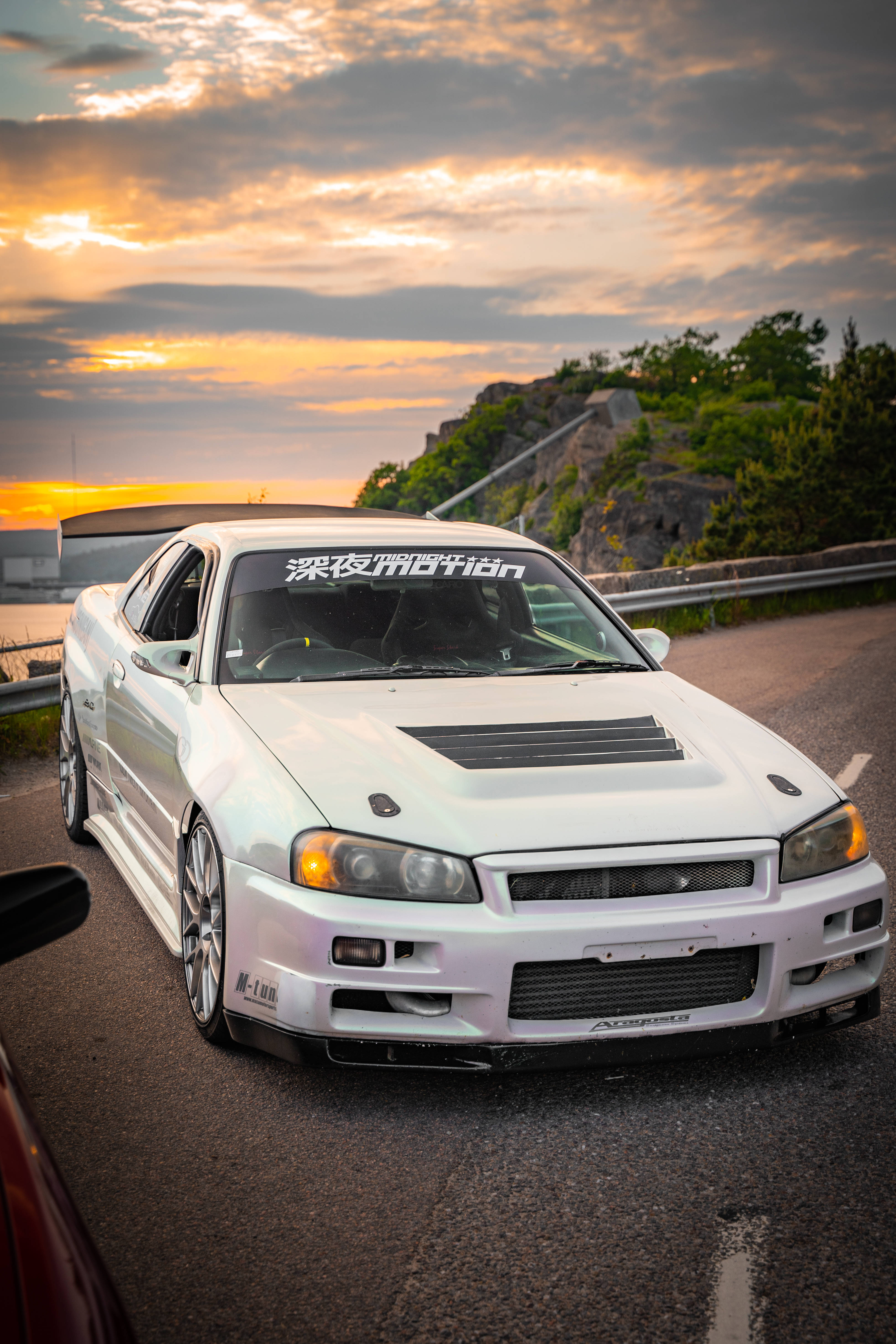 白色日产Skyline GTR R34 壁紙