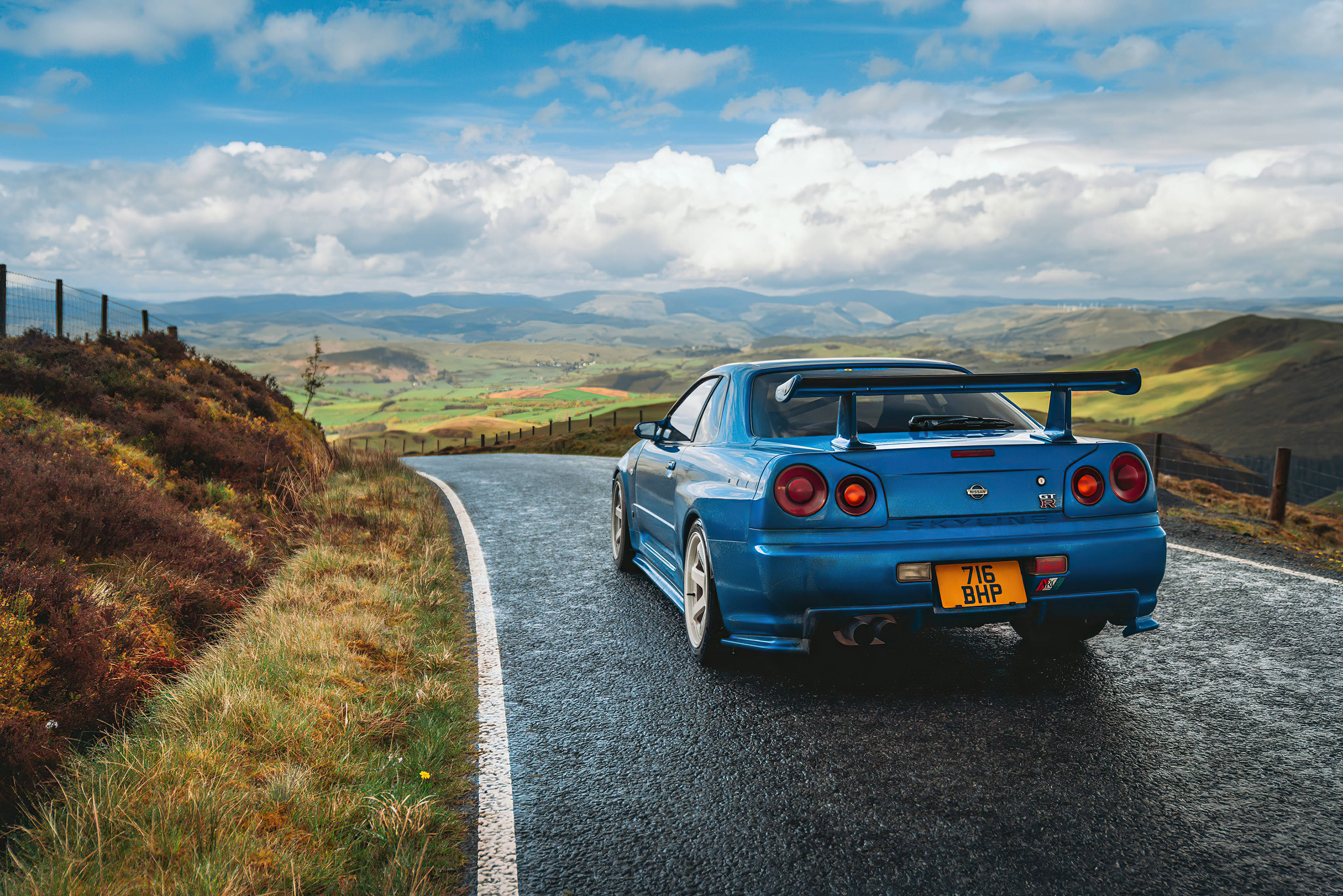 藍色日產Skyline GTR R34馳騁山丘 壁紙