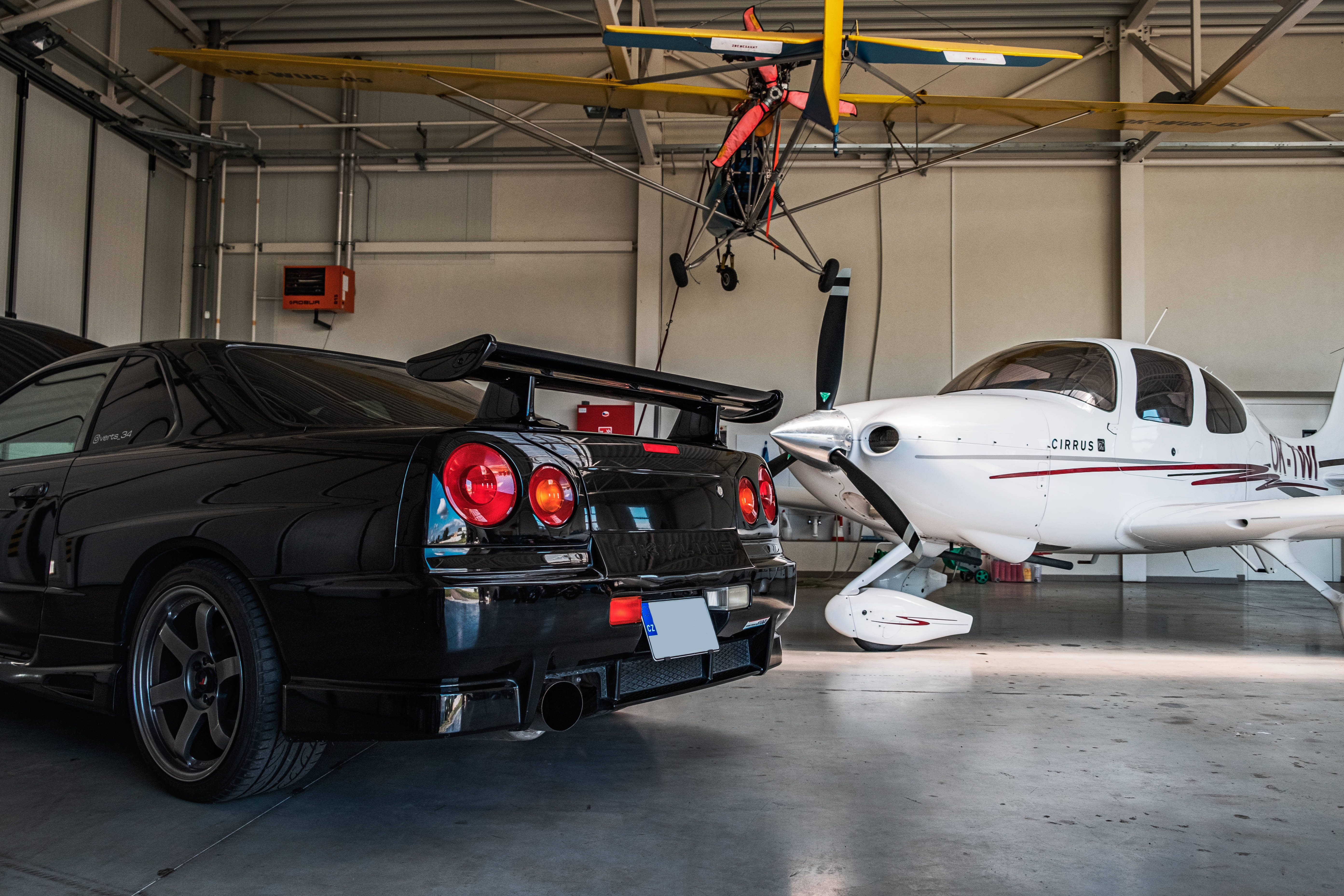 日產Skyline GTR R34機庫旁 壁紙