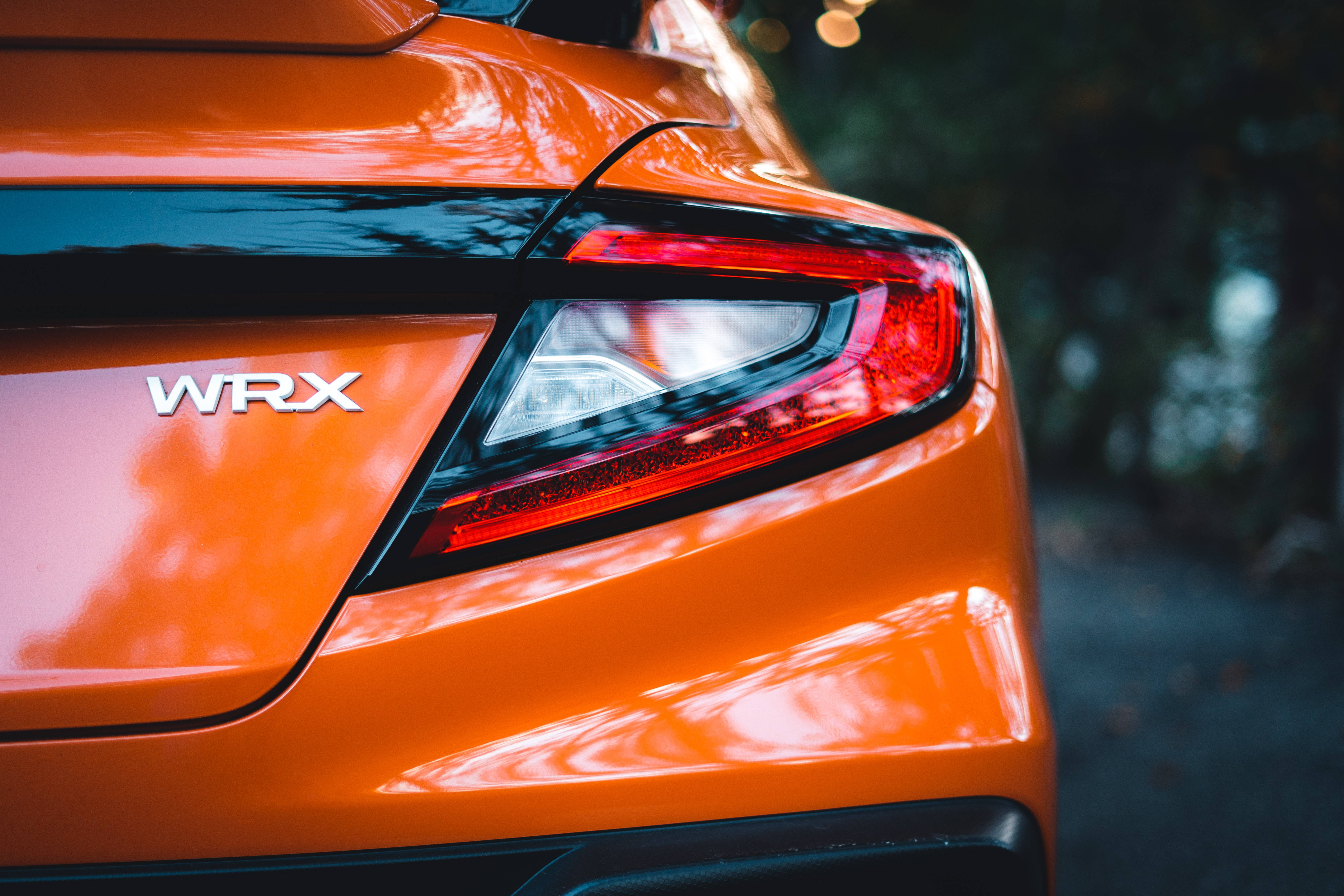 亮光橙色 Subaru WRX STI 4K 壁紙
