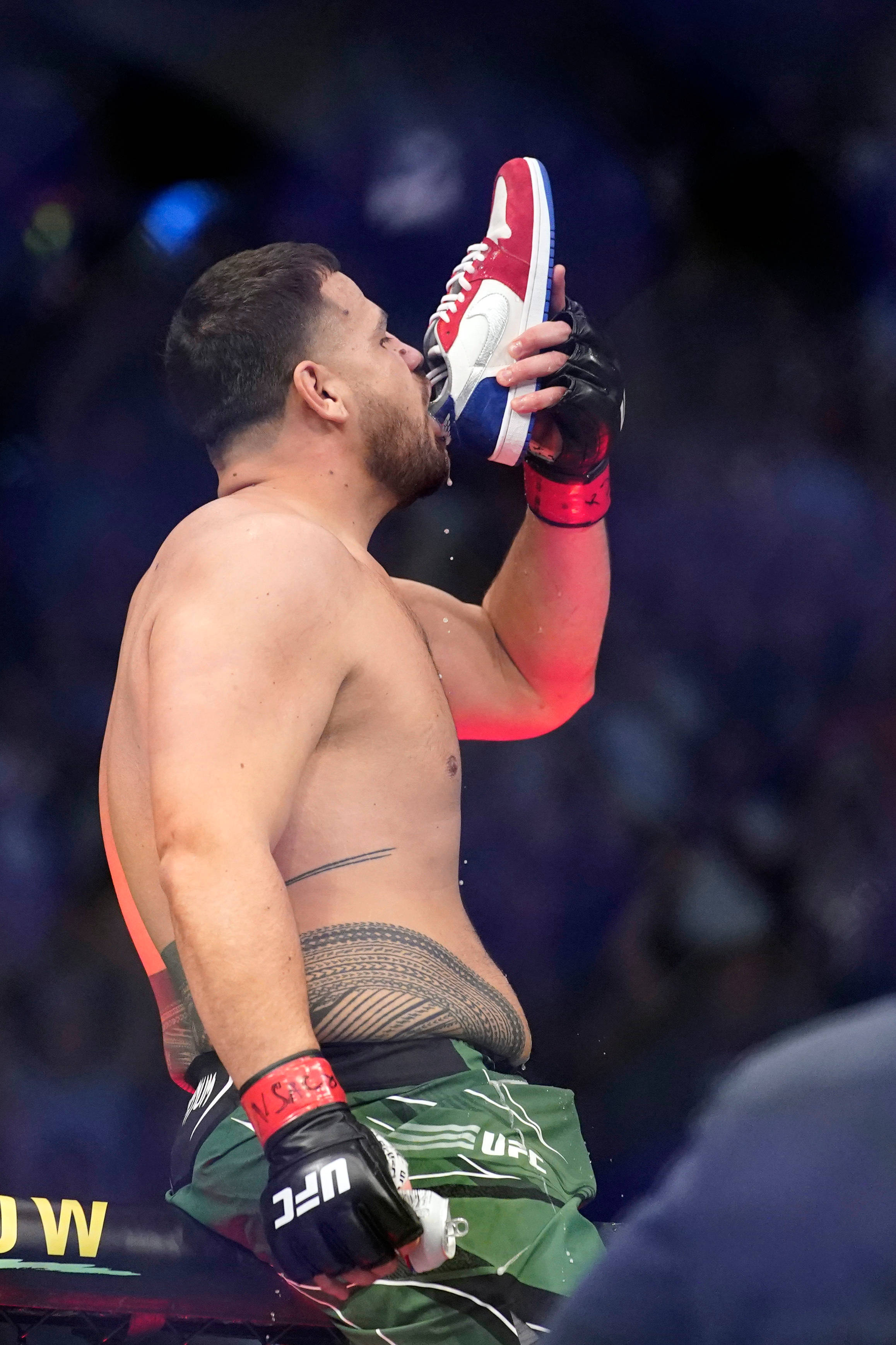 Tai Tuivasa 从鞋中喝水的侧面照片 壁紙