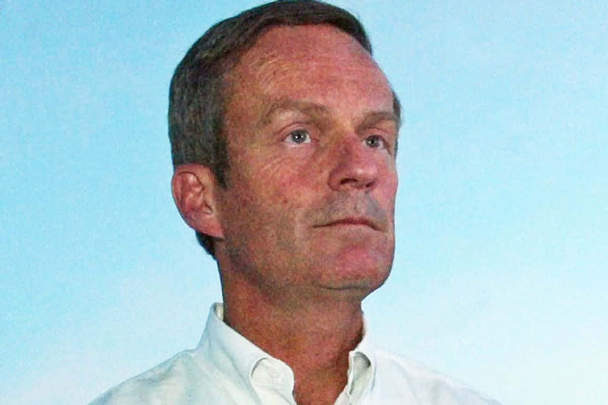 Todd Akin 在宁静清澈的蓝天下摆姿势 壁紙