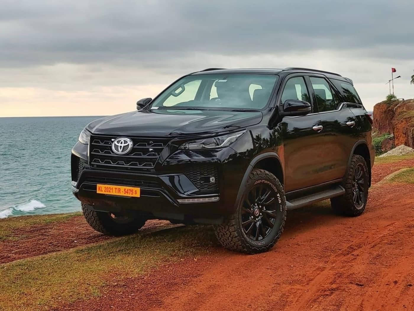 Toyota Fortuner 客製化亮黑色 壁紙