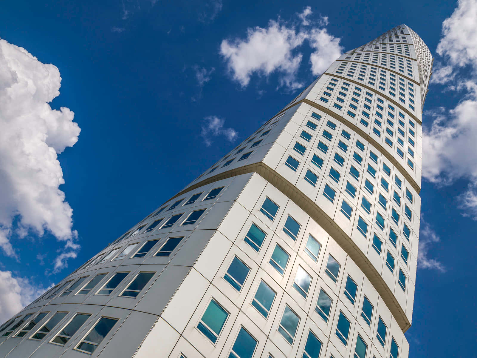 瑞典最高建築物旋轉中心（Turning Torso）的壯觀天際線景觀 壁紙