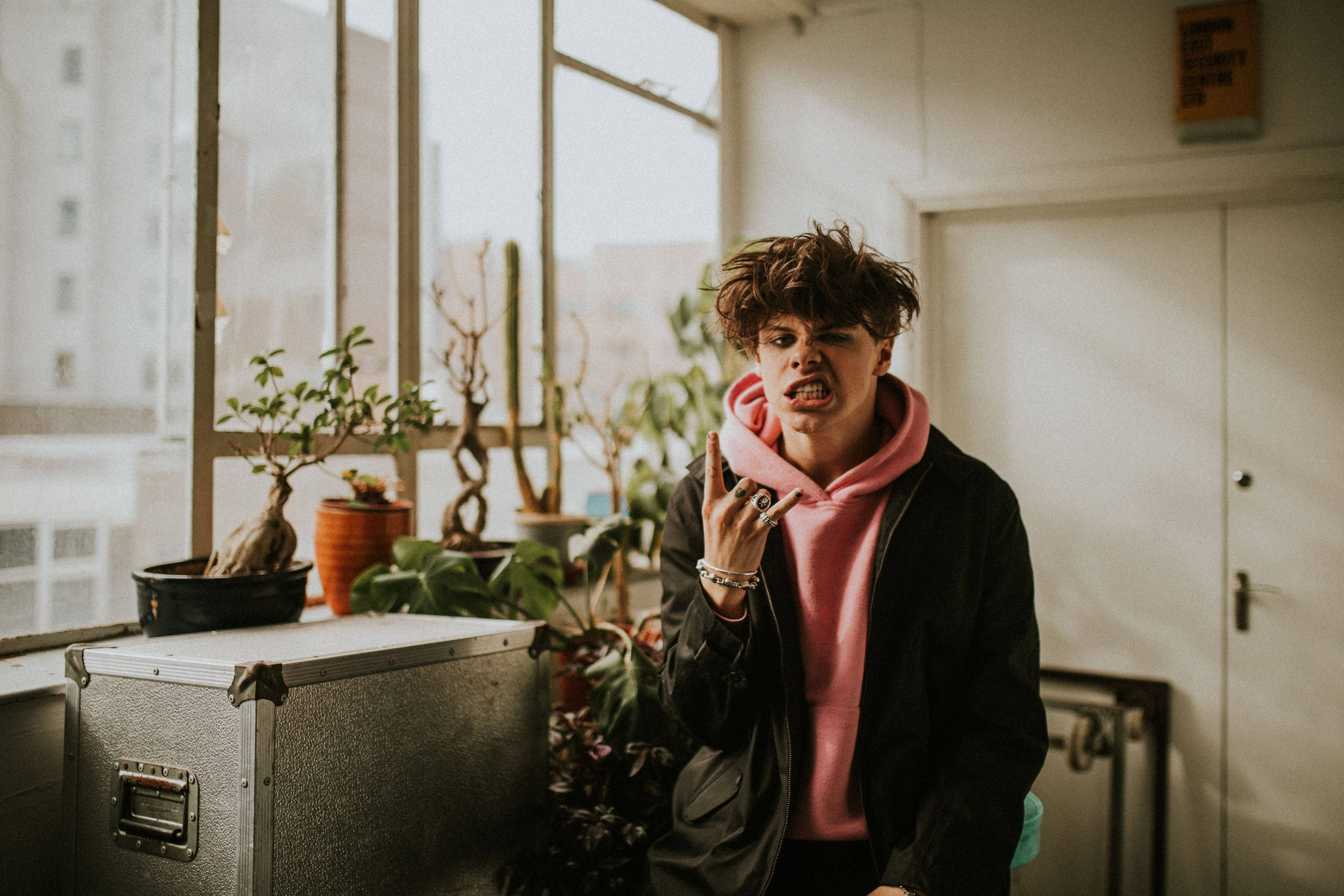 Yungblud 粉色连帽衫 壁紙