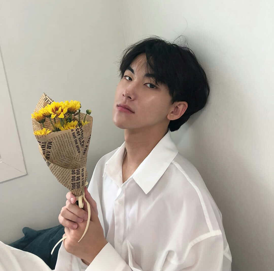 一名男子手持花束 壁紙
