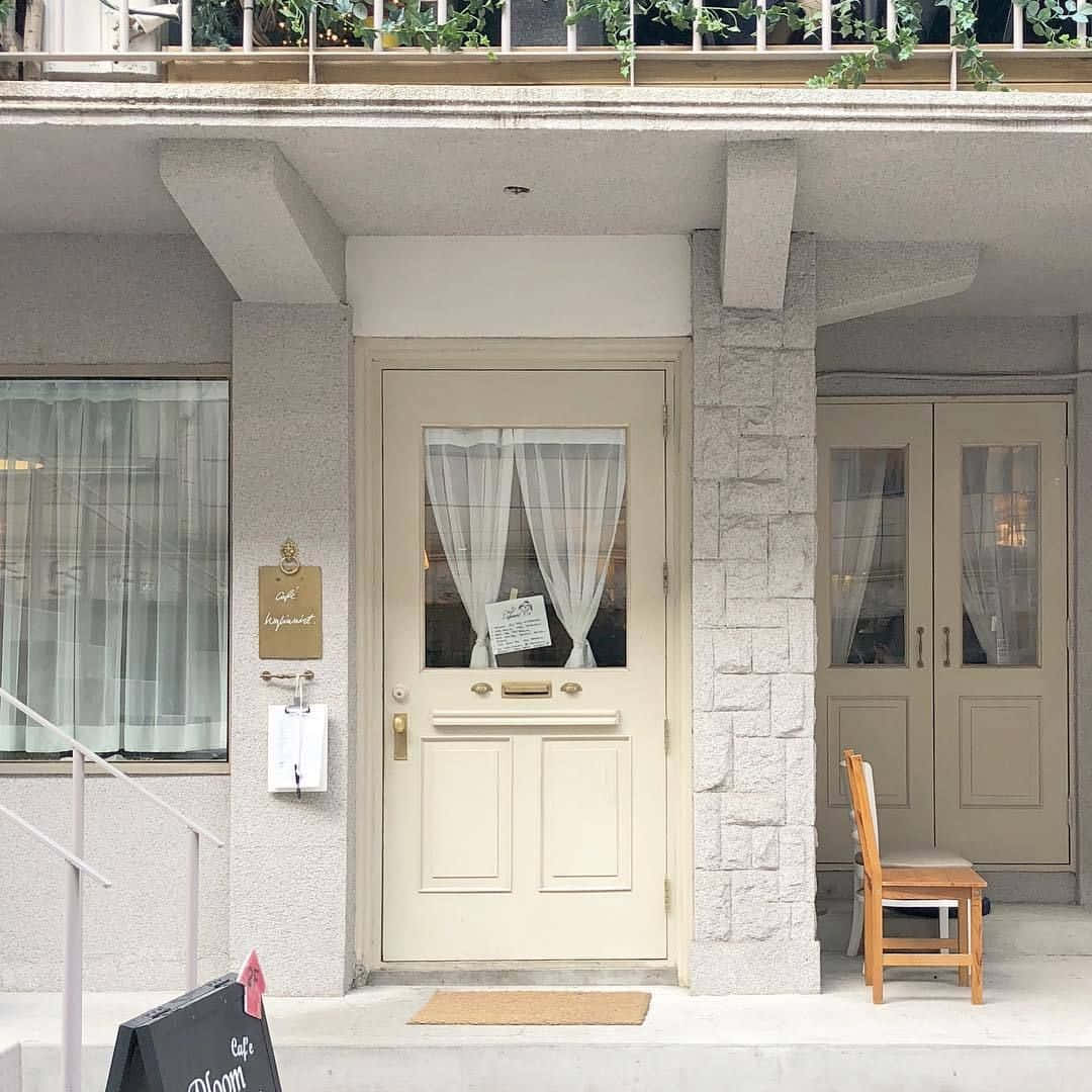 一扇門與一條長凳的小建築 壁紙