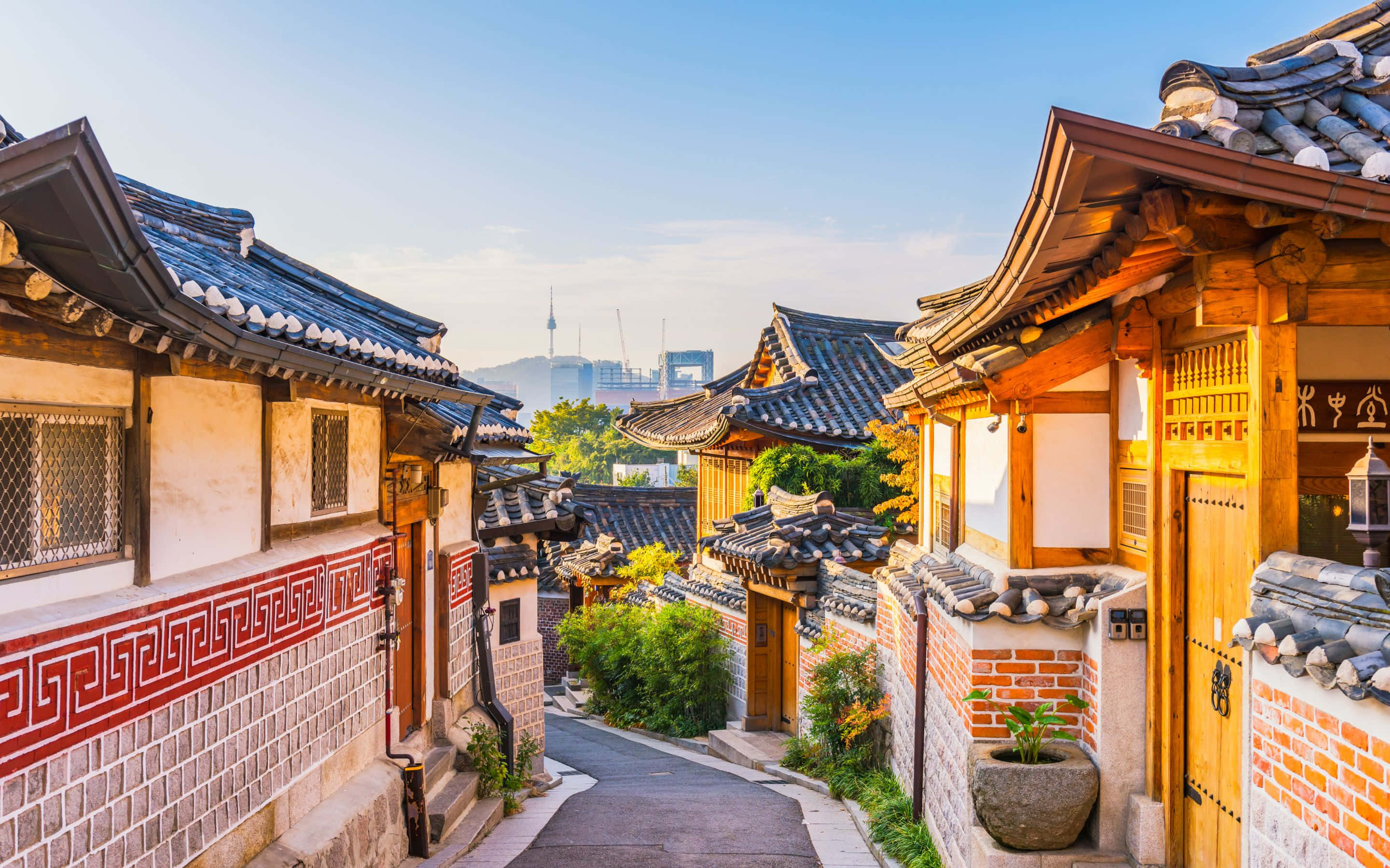 一条两旁建筑林立的狭窄街道 壁紙