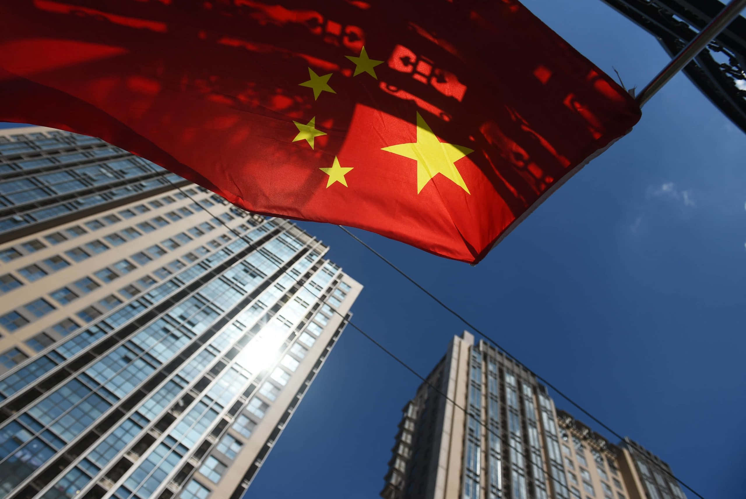 一面中国国旗在高楼前飘扬 壁紙