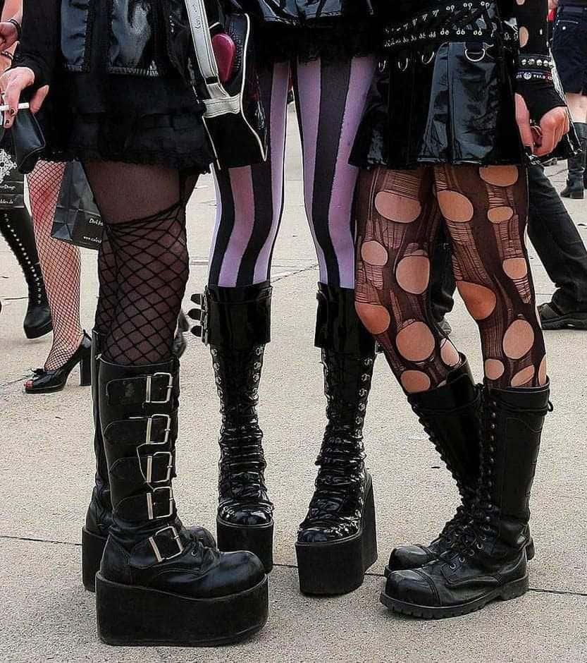 三位身穿哥德风格服饰的女性并肩站立 壁紙