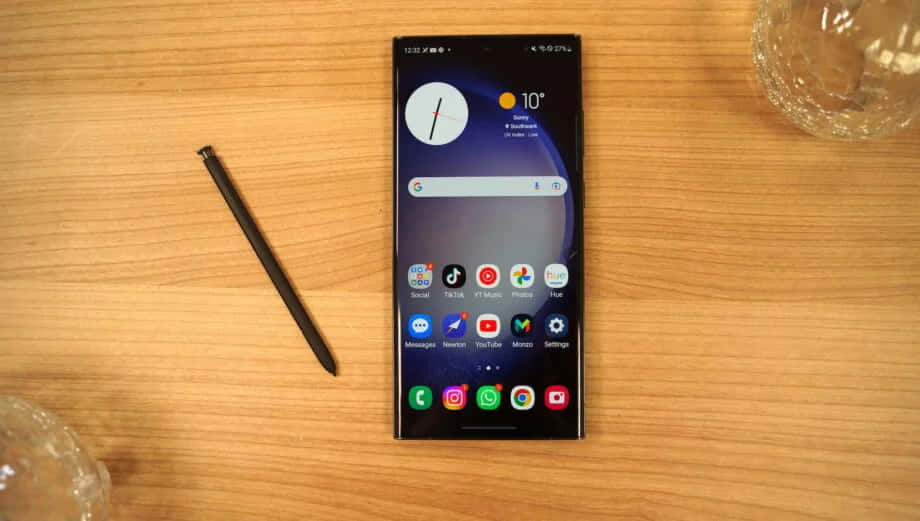 三星S23 Ultra与S Pen置于桌面 壁紙