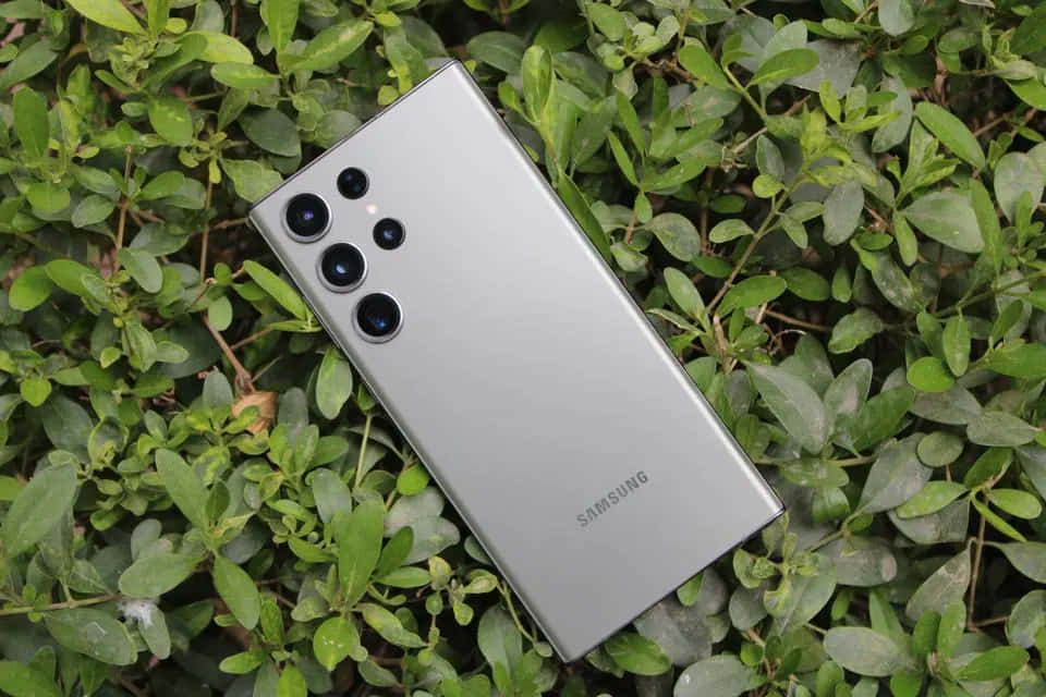 三星S23 Ultra在绿色叶片背景上 壁紙