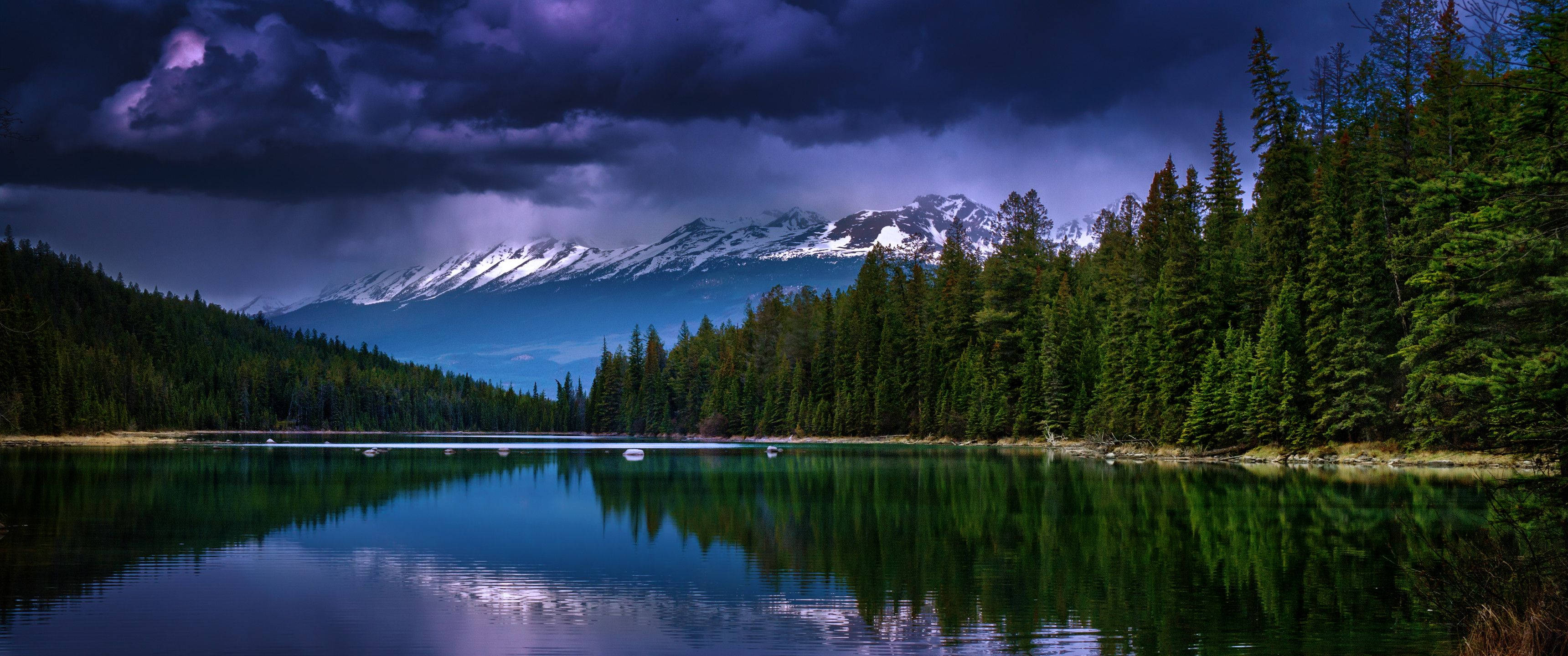 享受 pristine 蓝色色调的自然风景，3440x1440超宽 壁紙