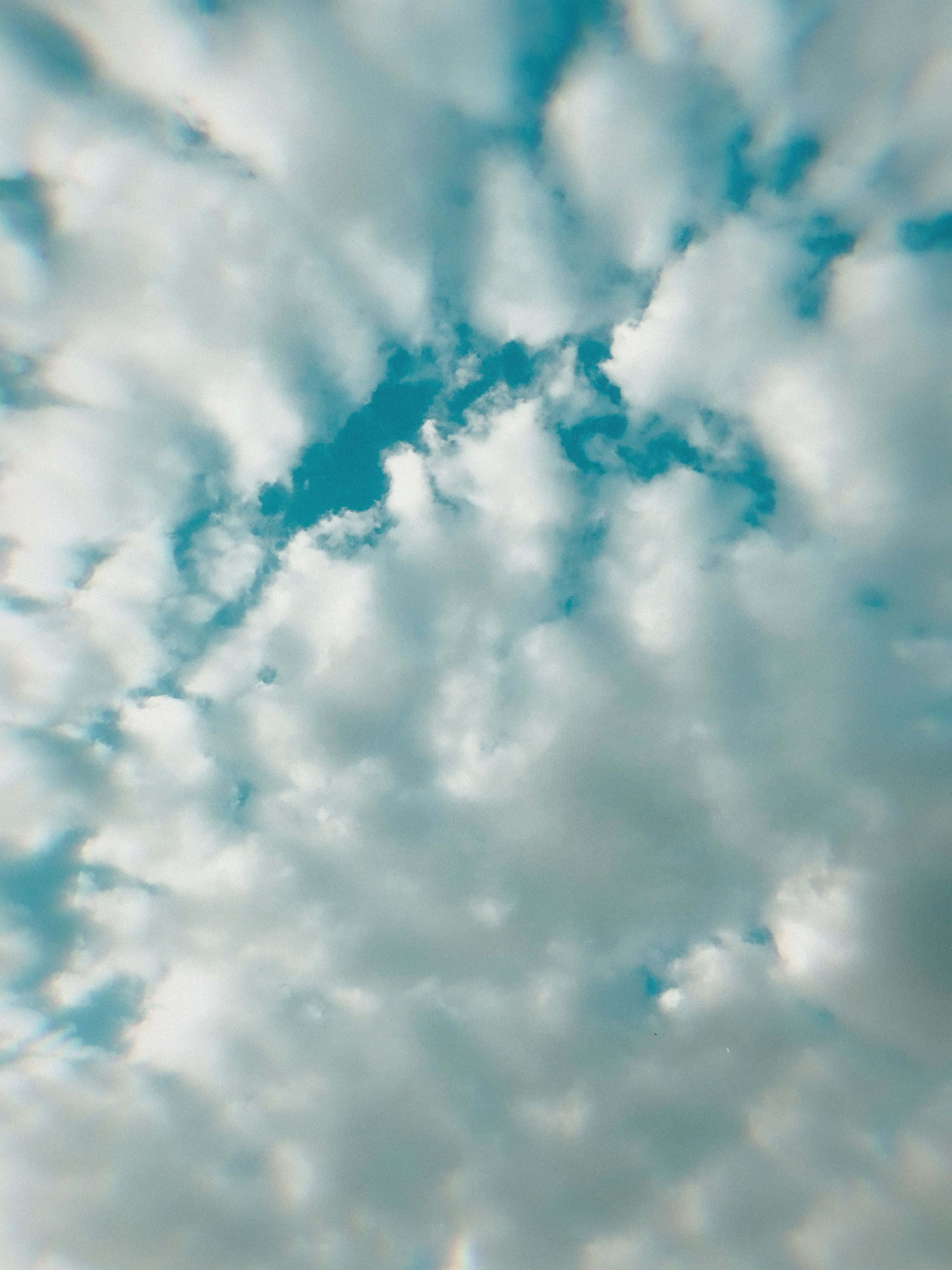 享受平靜時刻，欣賞藍天白雲的美景 壁紙
